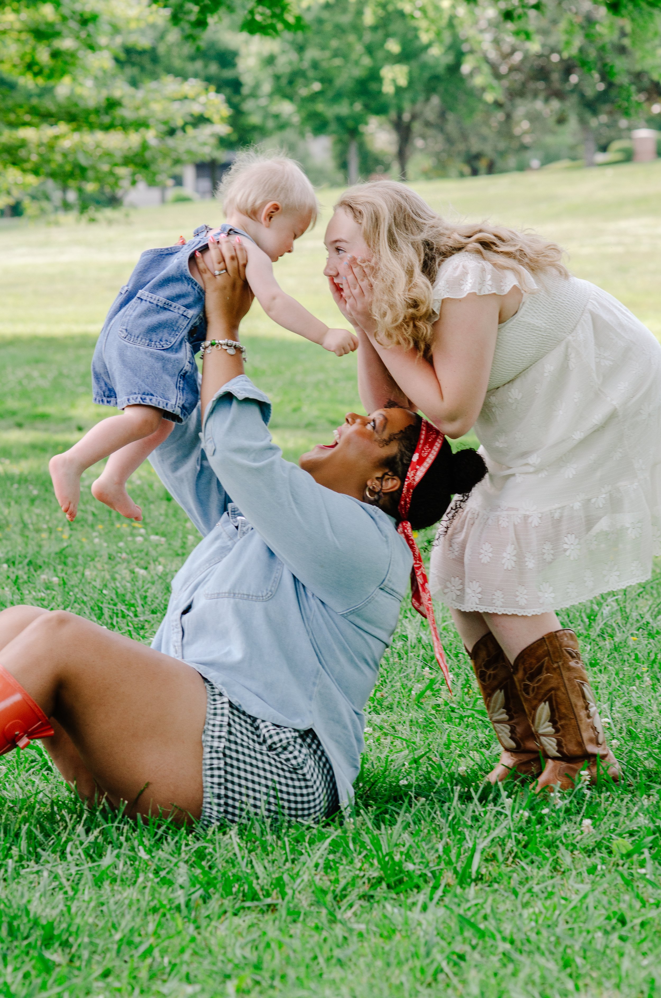 Family photography session in KNOXVILLE  with active kids running and parents holding newborn