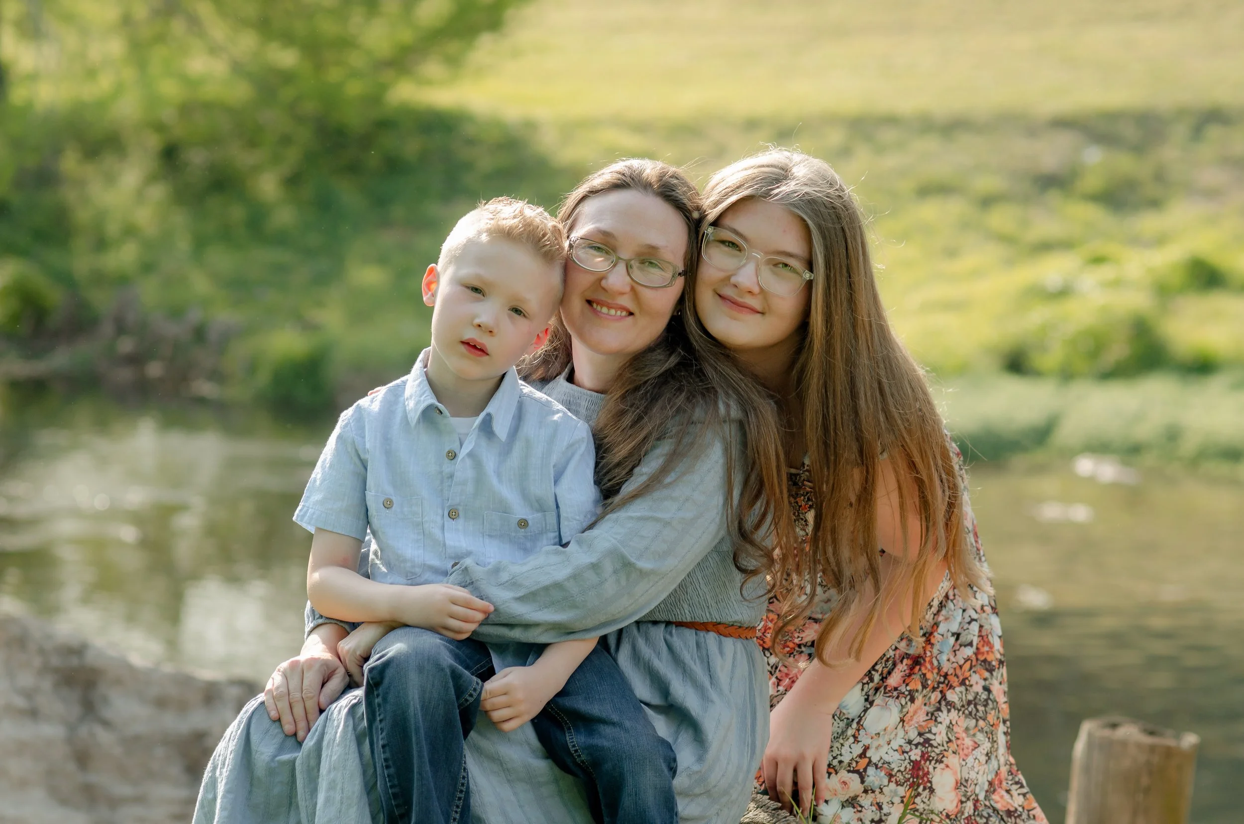 Soft and airy outdoor family photos in Knoxville with relaxed, guided moments