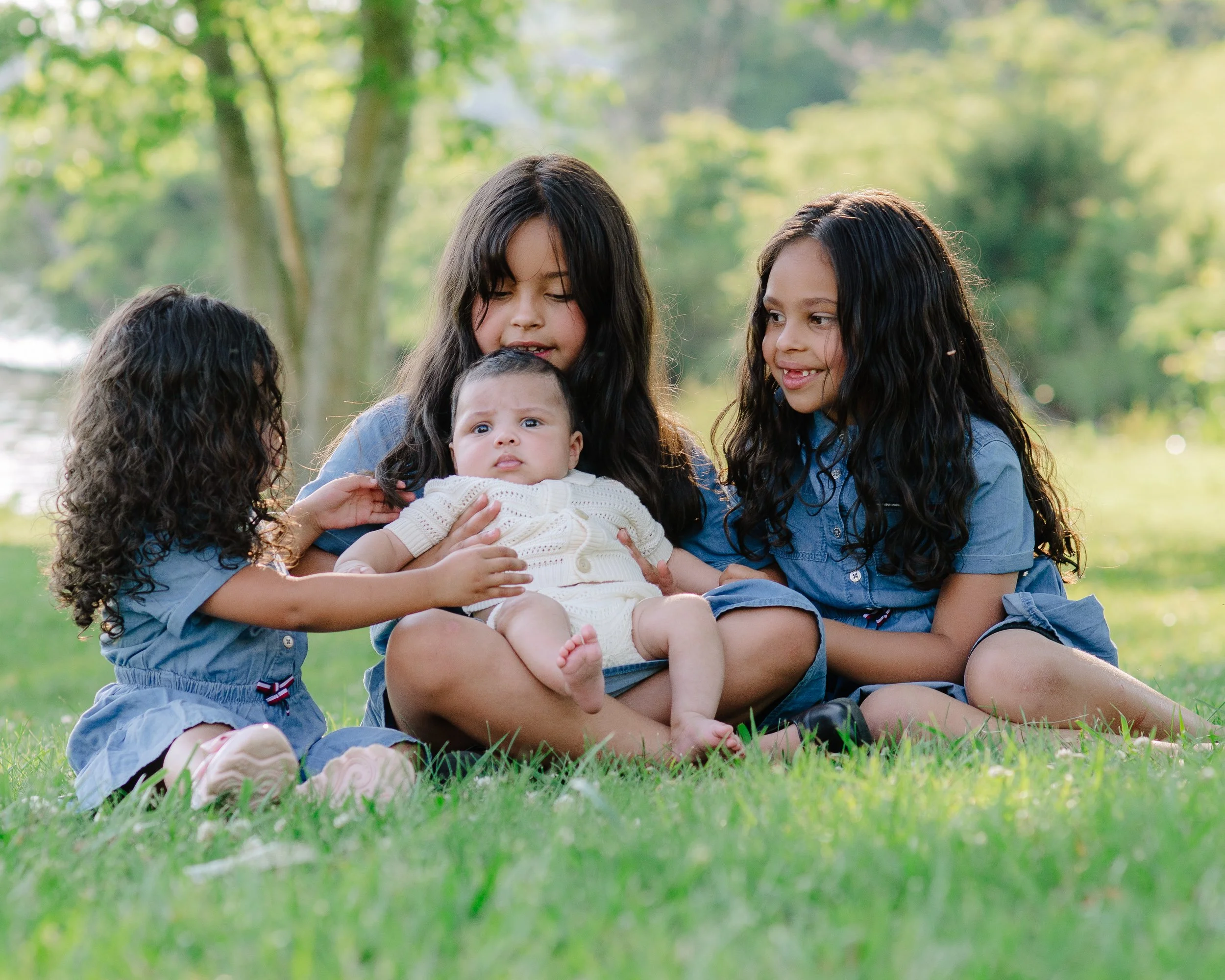 Lifestyle family portraits with a newborn and three older siblings at Melton Hill Park