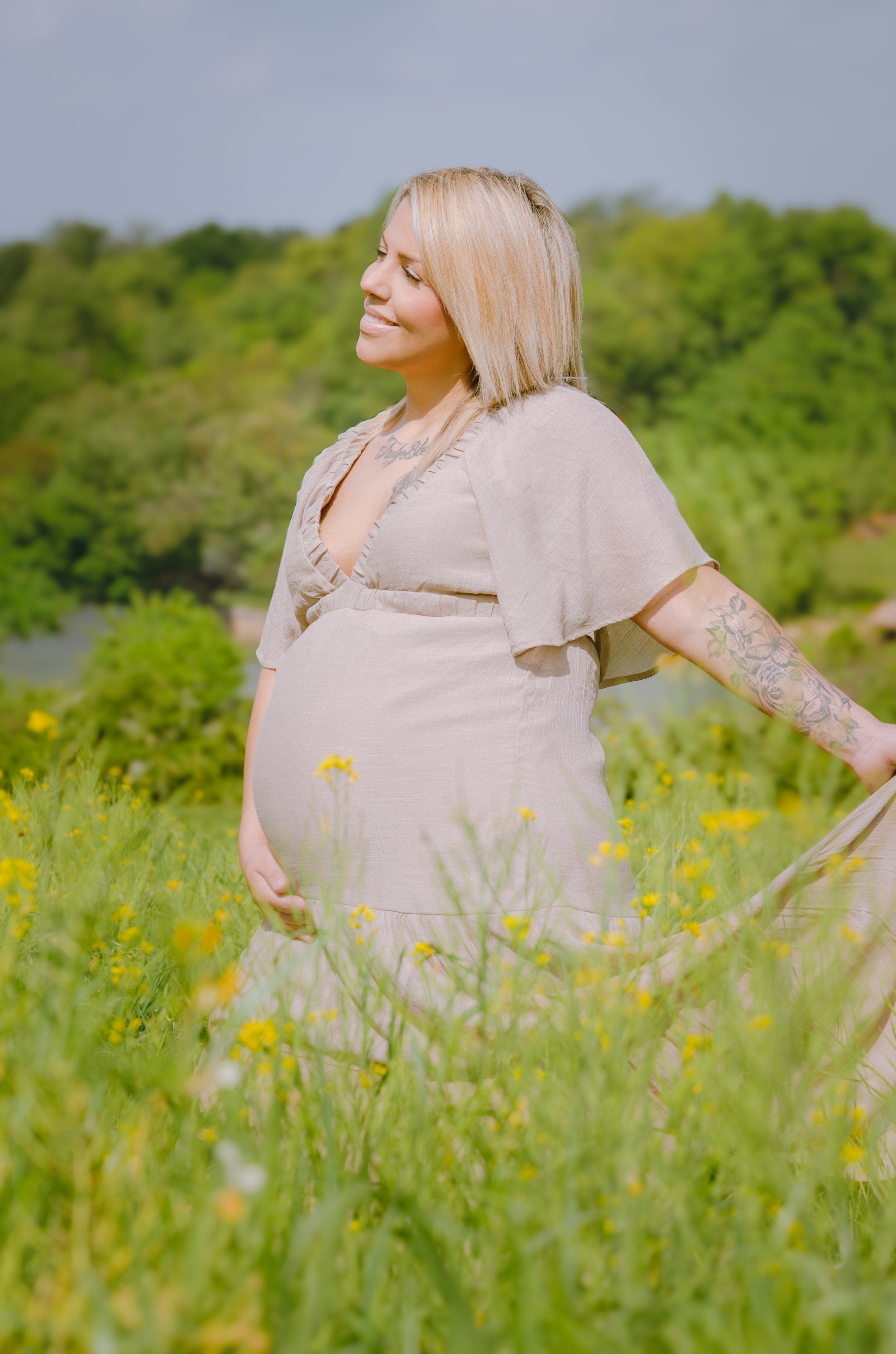 Maternity portraits captured in a scenic outdoor location in Tennessee.