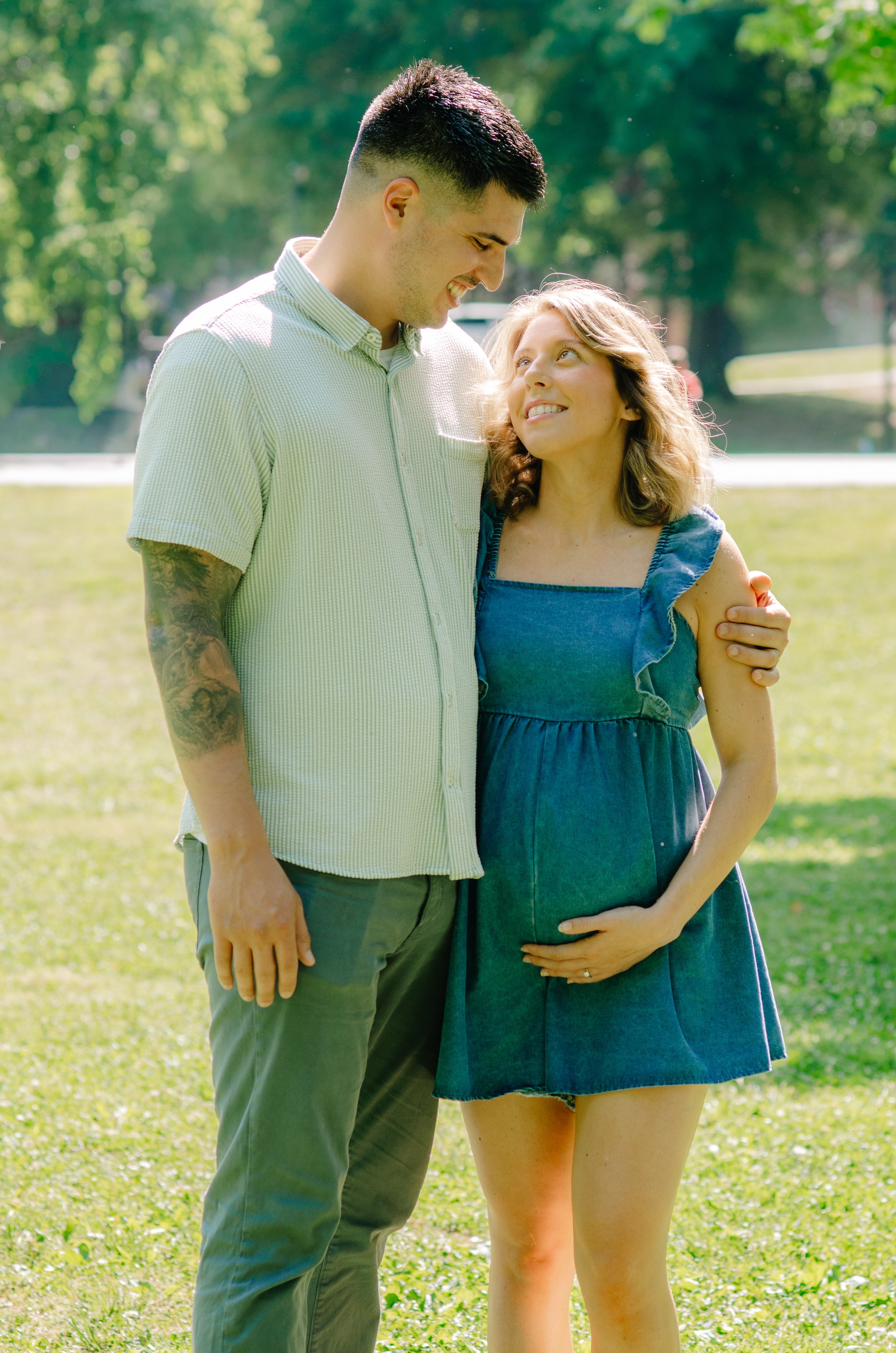 Soft and timeless maternity family photography in Maryville