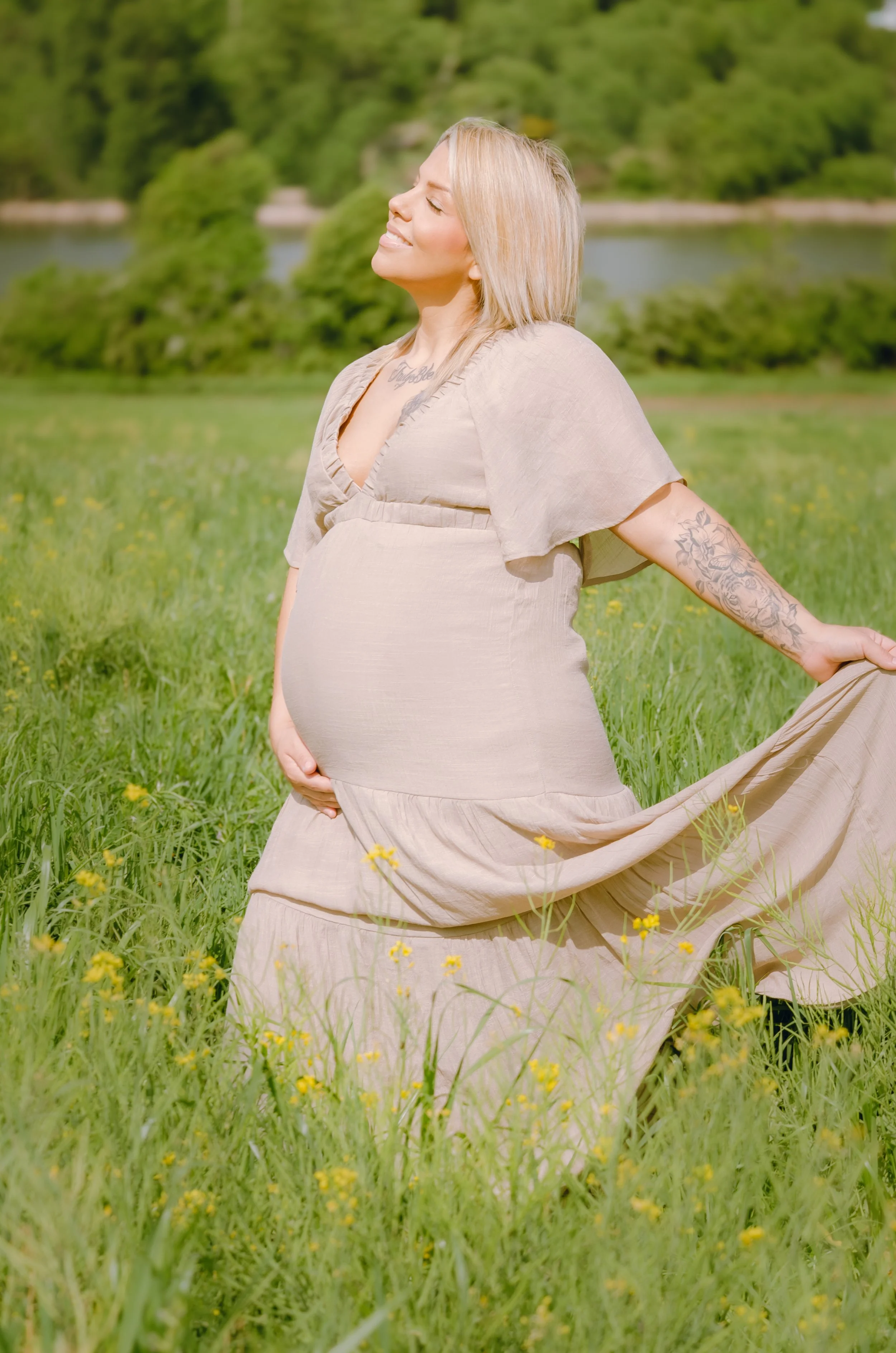Relaxed maternity session in Knoxville in soft, glowing light