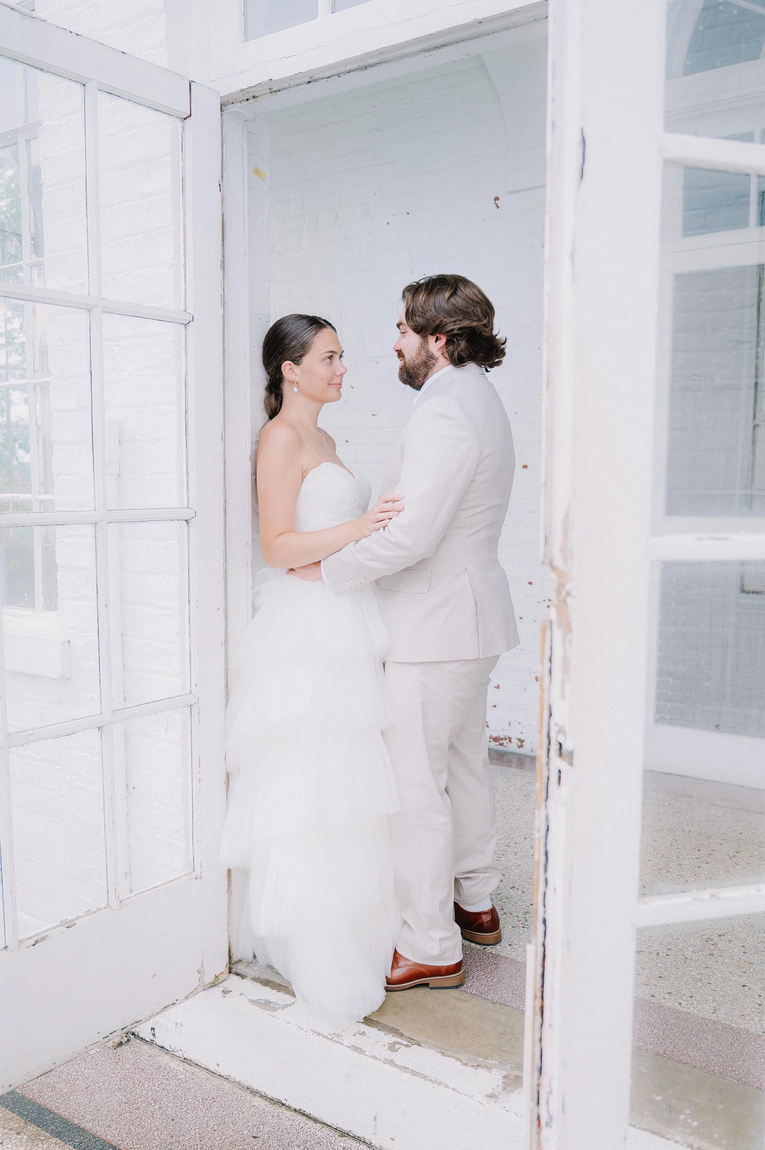 Wedding photographer capturing bridal portraits in Knoxville Tennessee
