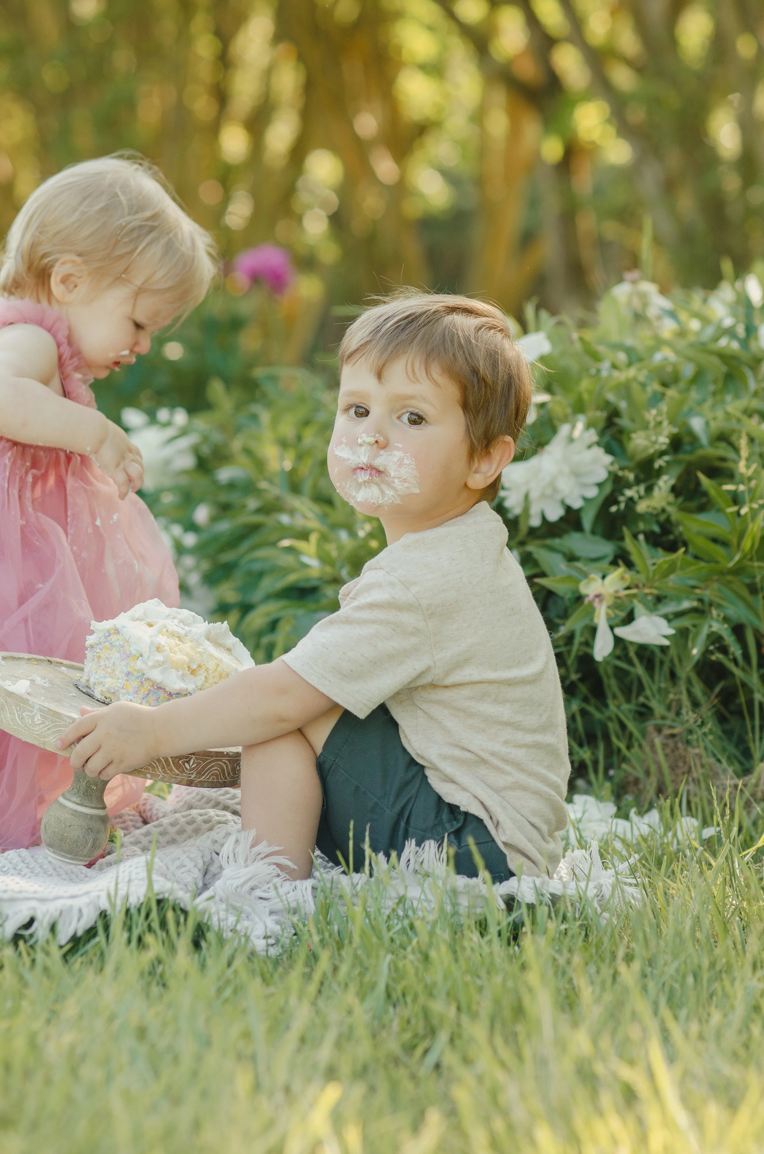 Knoxville photographer capturing first birthday milestone with cake smash outdoors
