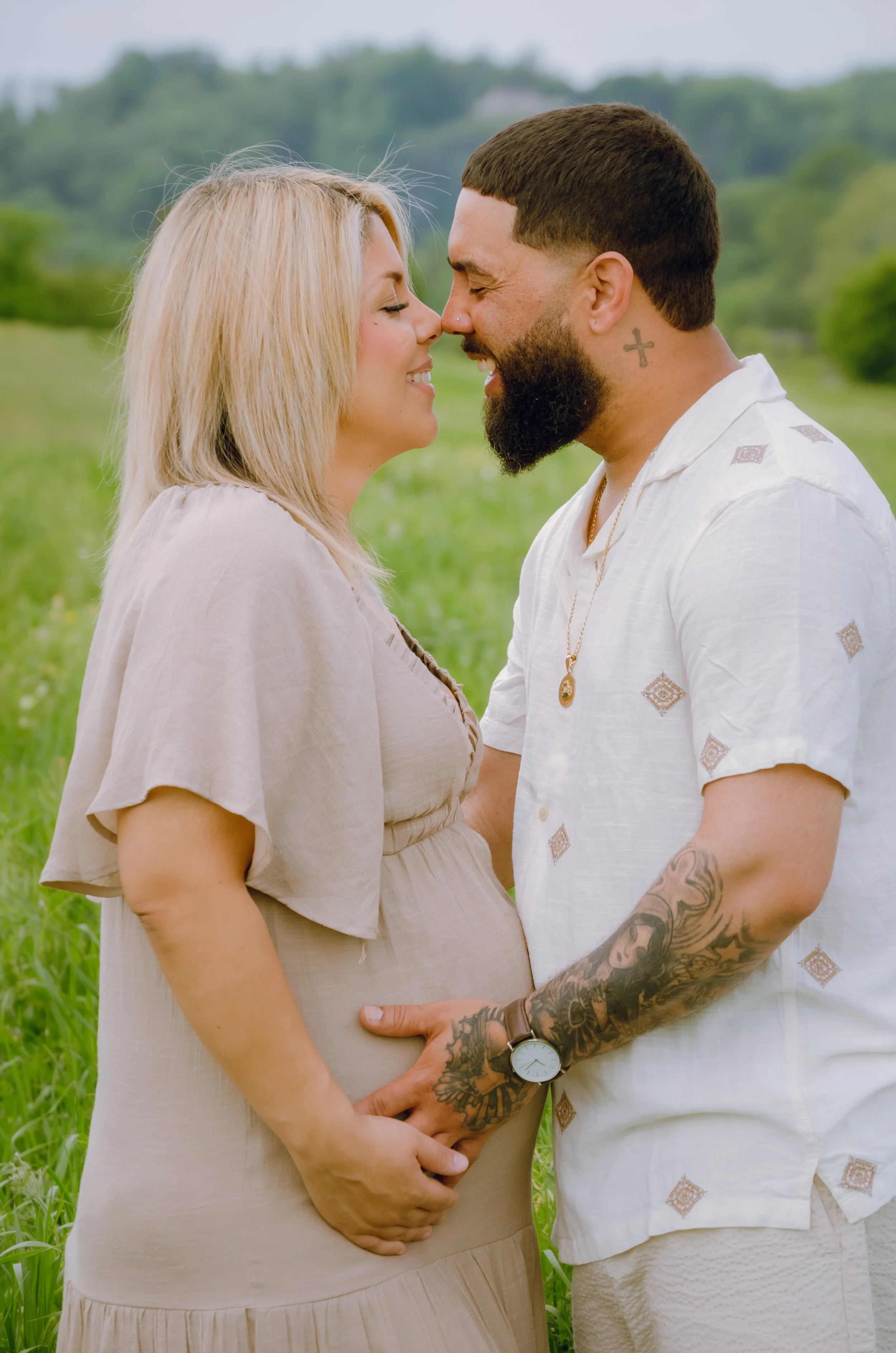 Knoxville maternity photographer capturing romantic maternity photos with partner outdoors