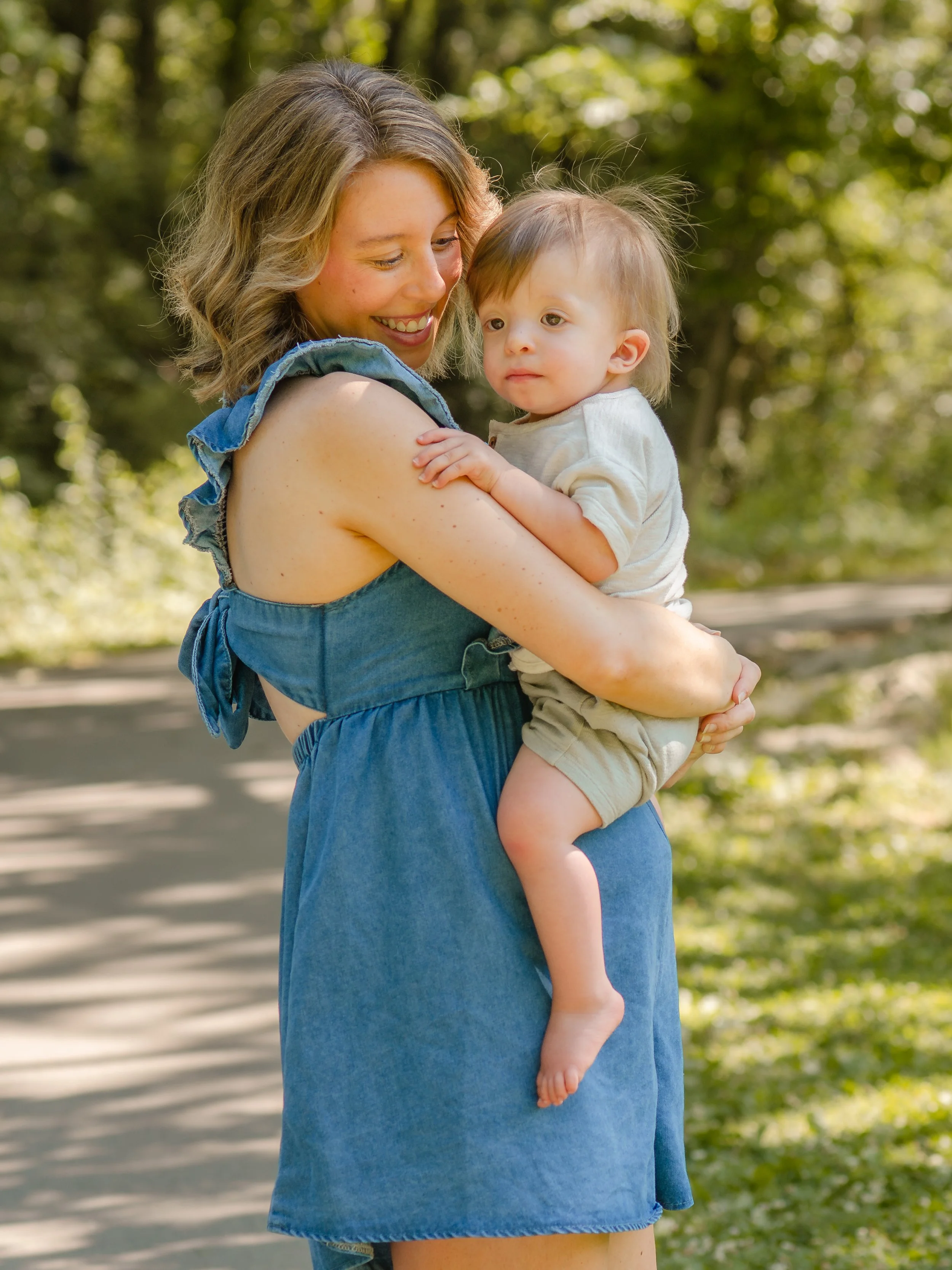 Natural outdoor maternity family portraits in Maryville
