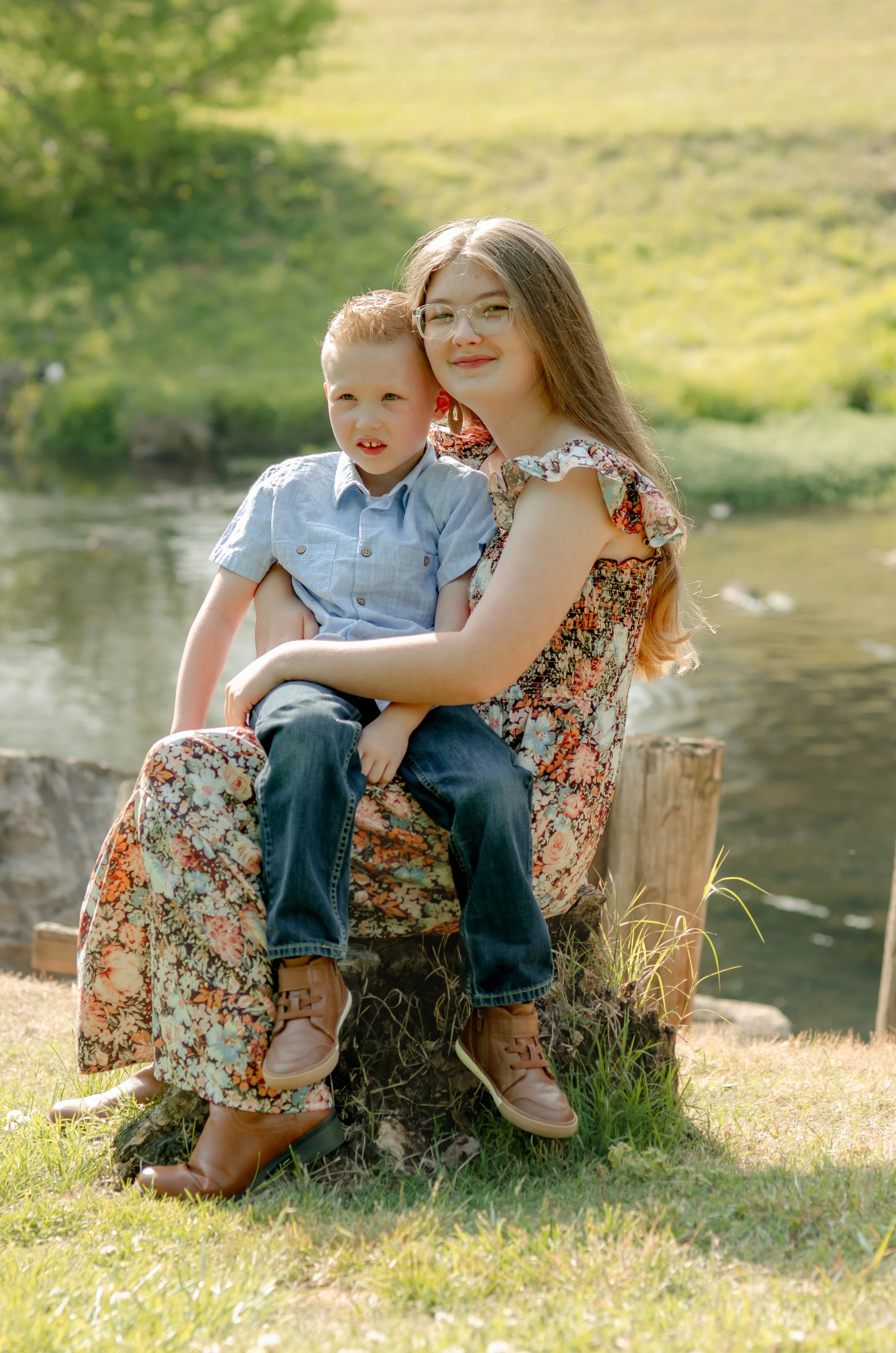 Big age gap siblings photo session in Knoxville captured in natural outdoor setting