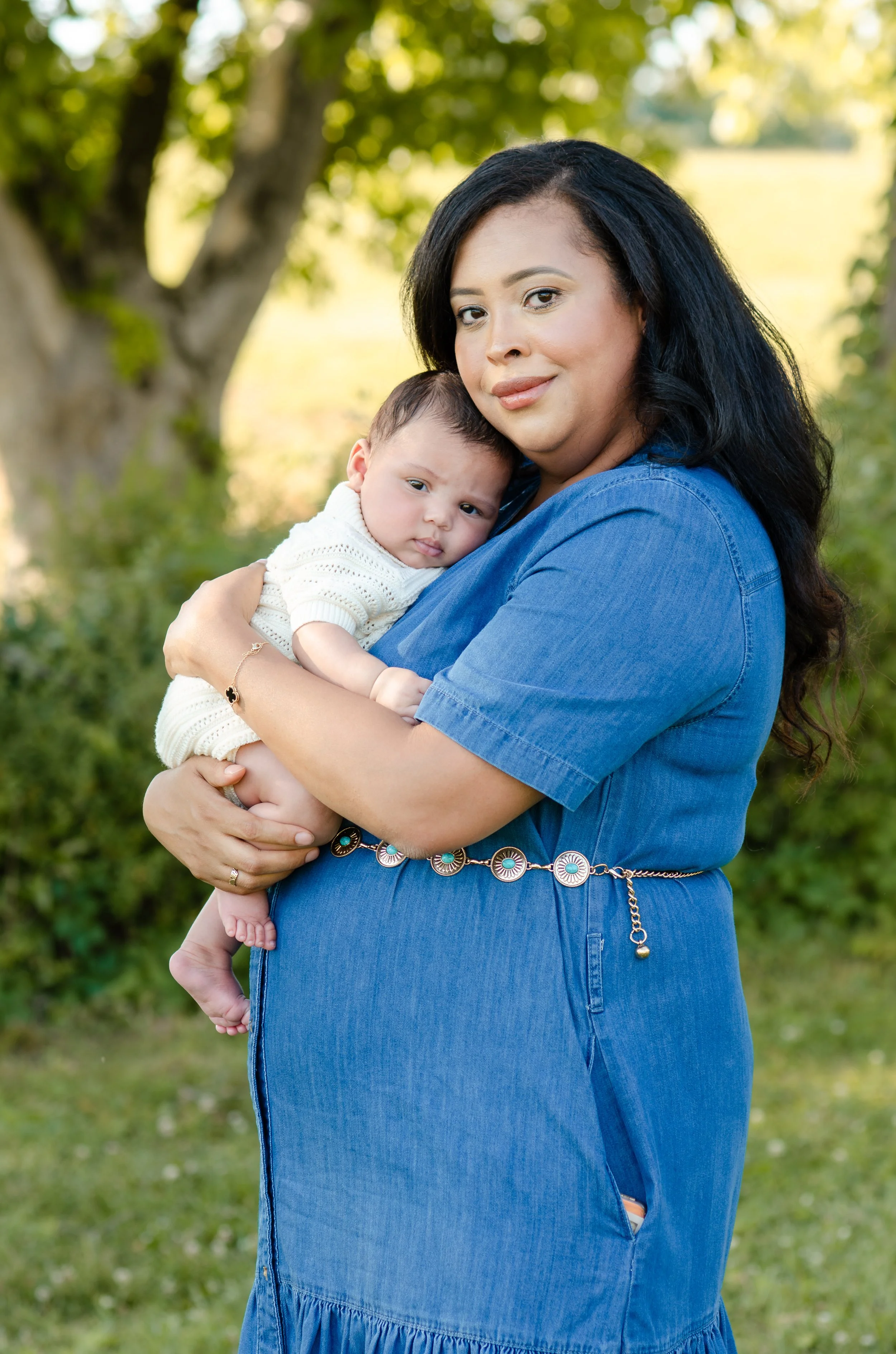 Relaxed family portraits with young children and newborn baby outdoors