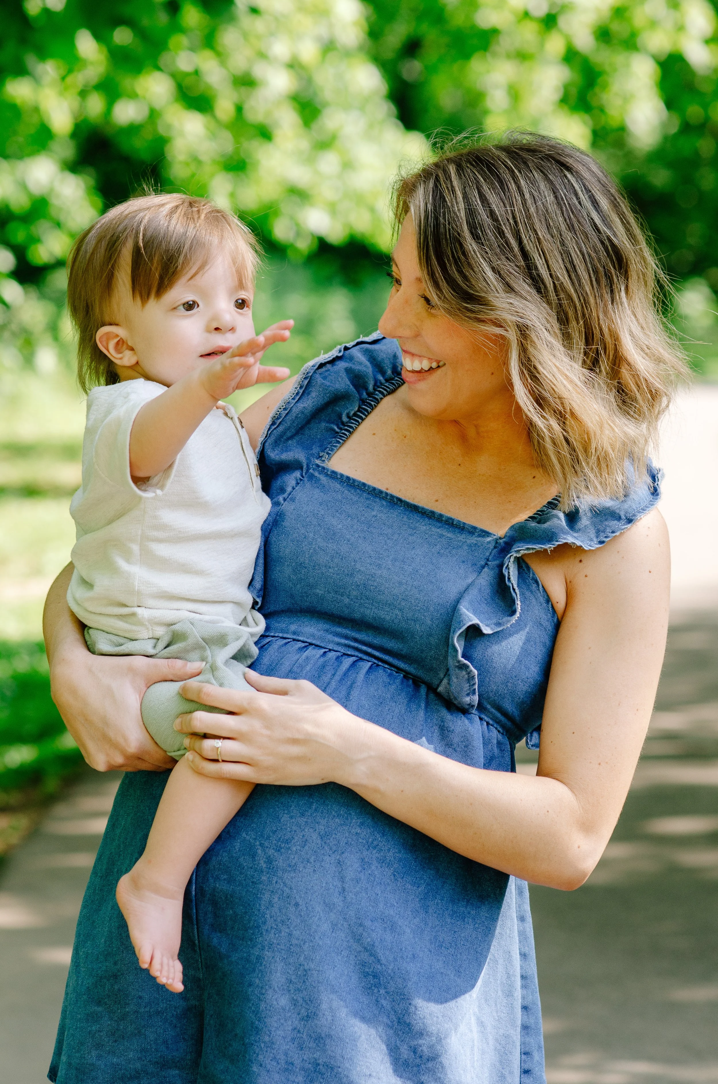 Natural outdoor maternity family portraits in Maryville