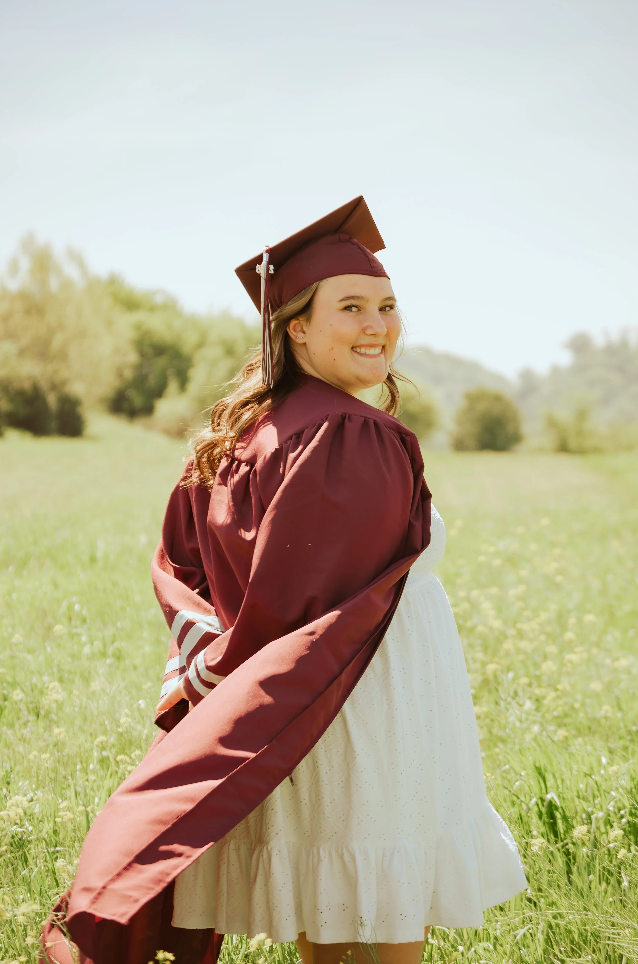 Graduation milestone captured in Knoxville with relaxed, natural style
