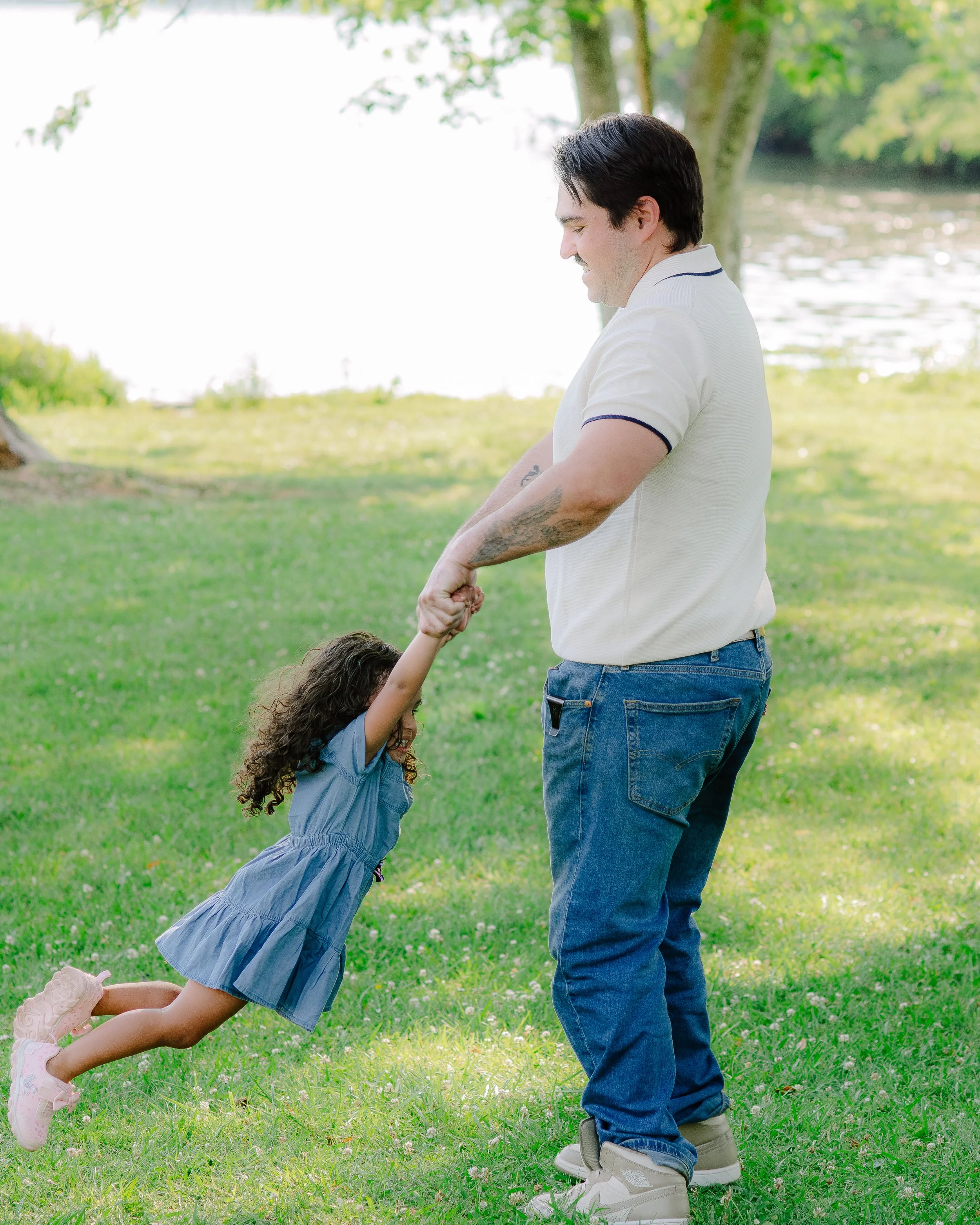 Warm and natural family photography with parents, siblings, and a newborn in Knoxville TN