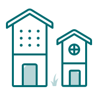 To hus, ett stort och ett lite mindre, med trädgård och en blomma foran.