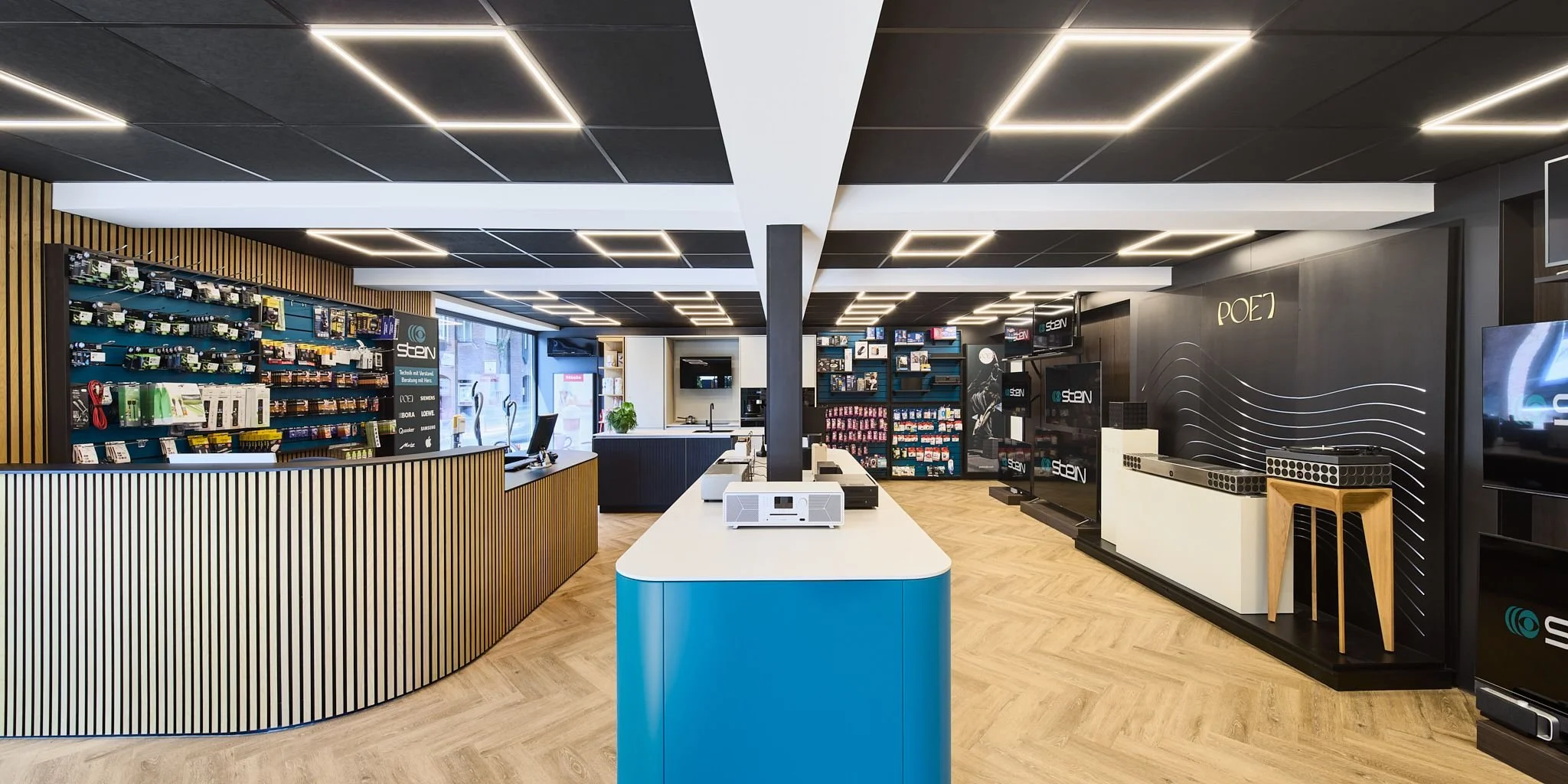 Innenansicht des Elektronikfachgeschäfts Radio Stein gmbH in Ratingen mit Verkaufsständen, Regalen und Monitoren.
