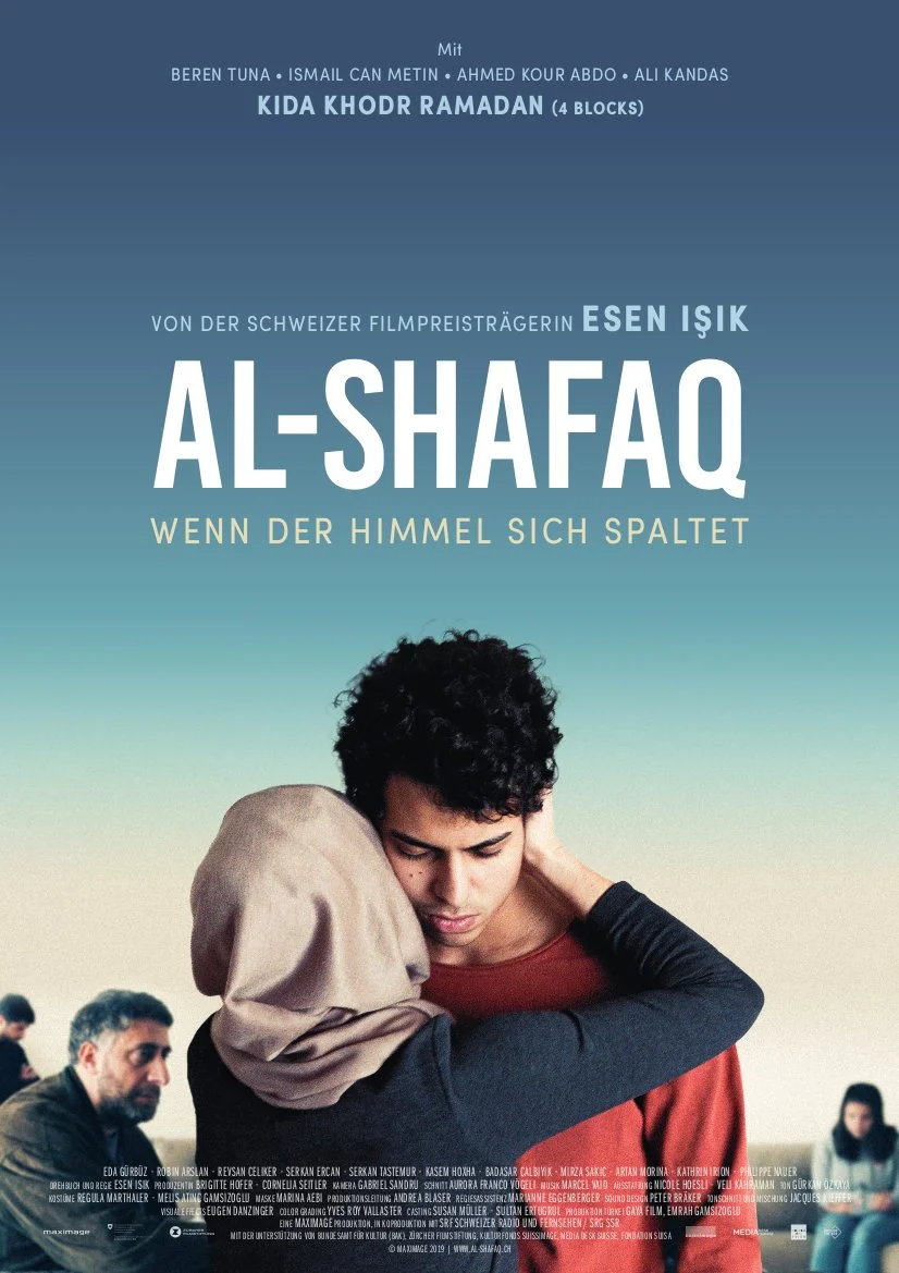 Movie poster for Al-ShafaQ titled 'Wenn der Himmel sich spaltet', featuring a close-up of a young man and woman hugging, with others in the background.