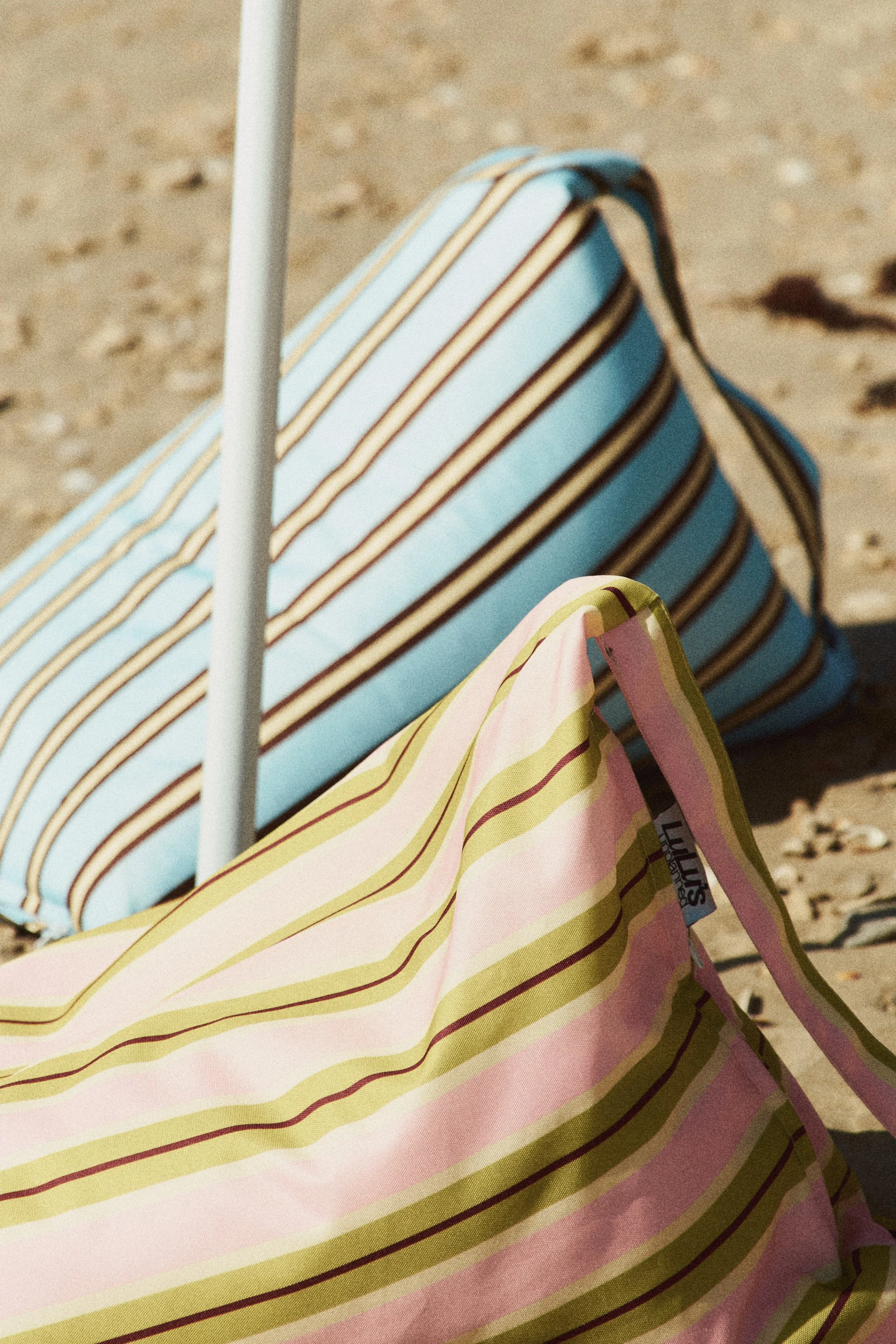 תיק חוף פוף LuLu's Unplanned על החול — waterproof beach bean bag