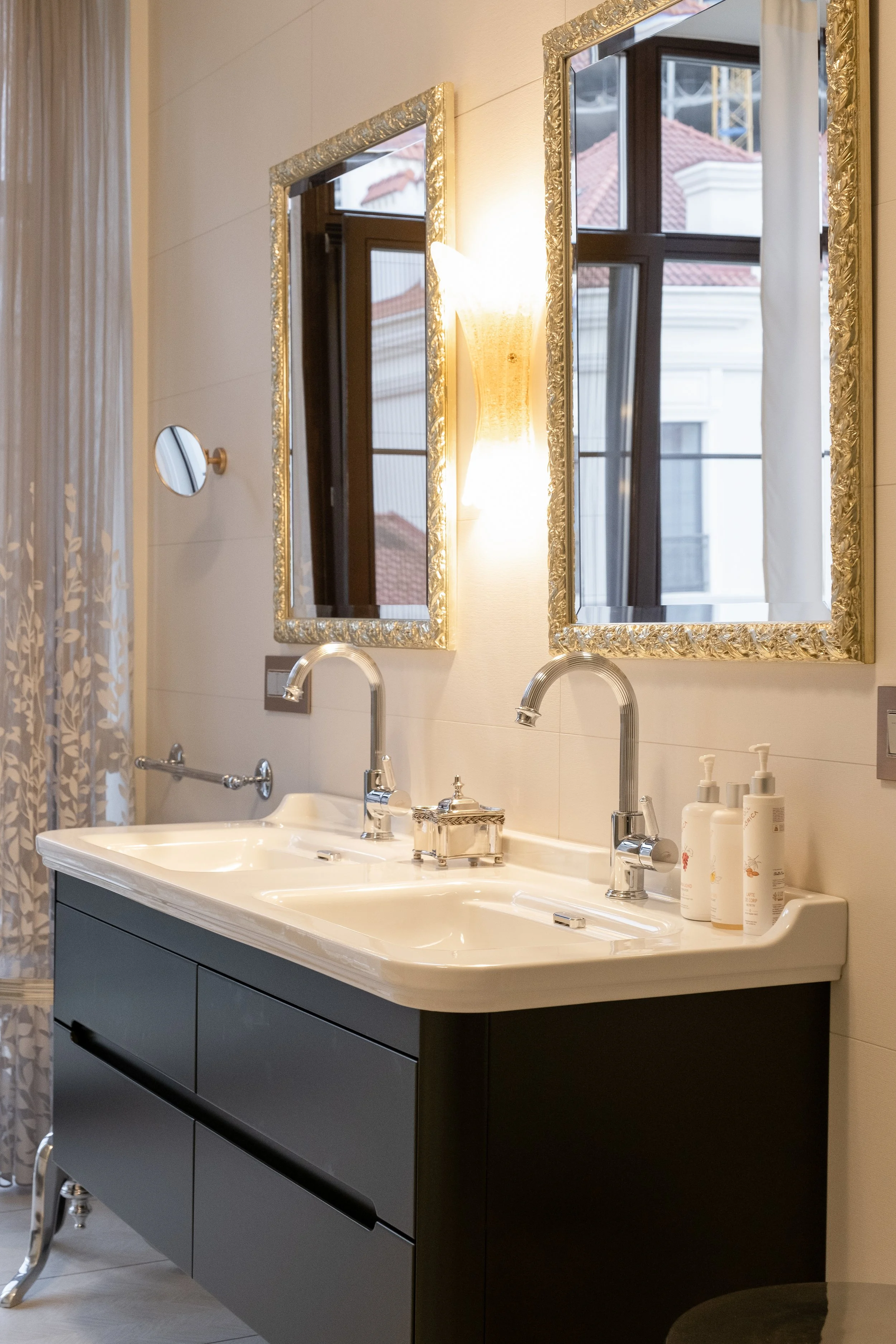 Luxury Interior photography of modern bathroom, double vanity, luxury finish, real estate photography Niagara, Oakville, Mississauga, Toronto
