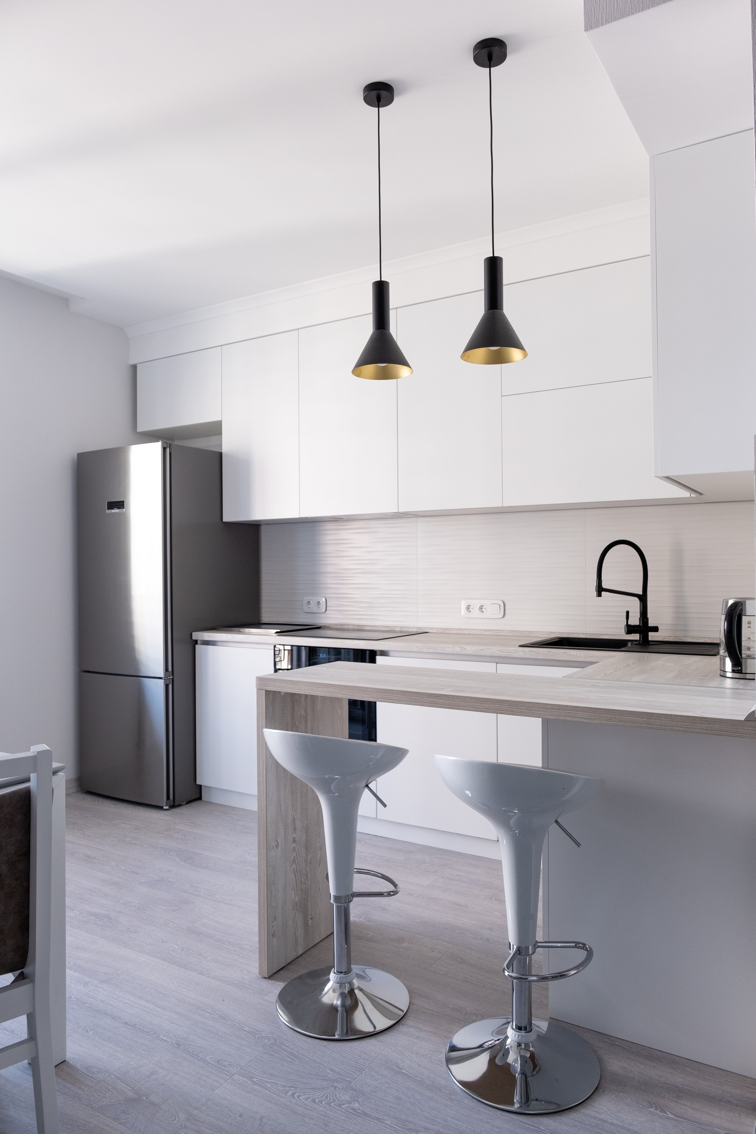 Interior photography of modern kitchen, white cabinets, clean design, real estate photographer Niagara region, Burlington, Oakville real estate 