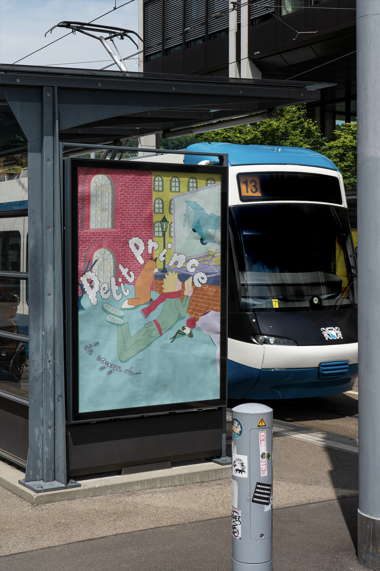 Une affiche illustrée avec un voyage, montrant une personne avec un renard, une rose, et une ville en arrière-plan, à côté d'un autobus urbain bleu et blanc.