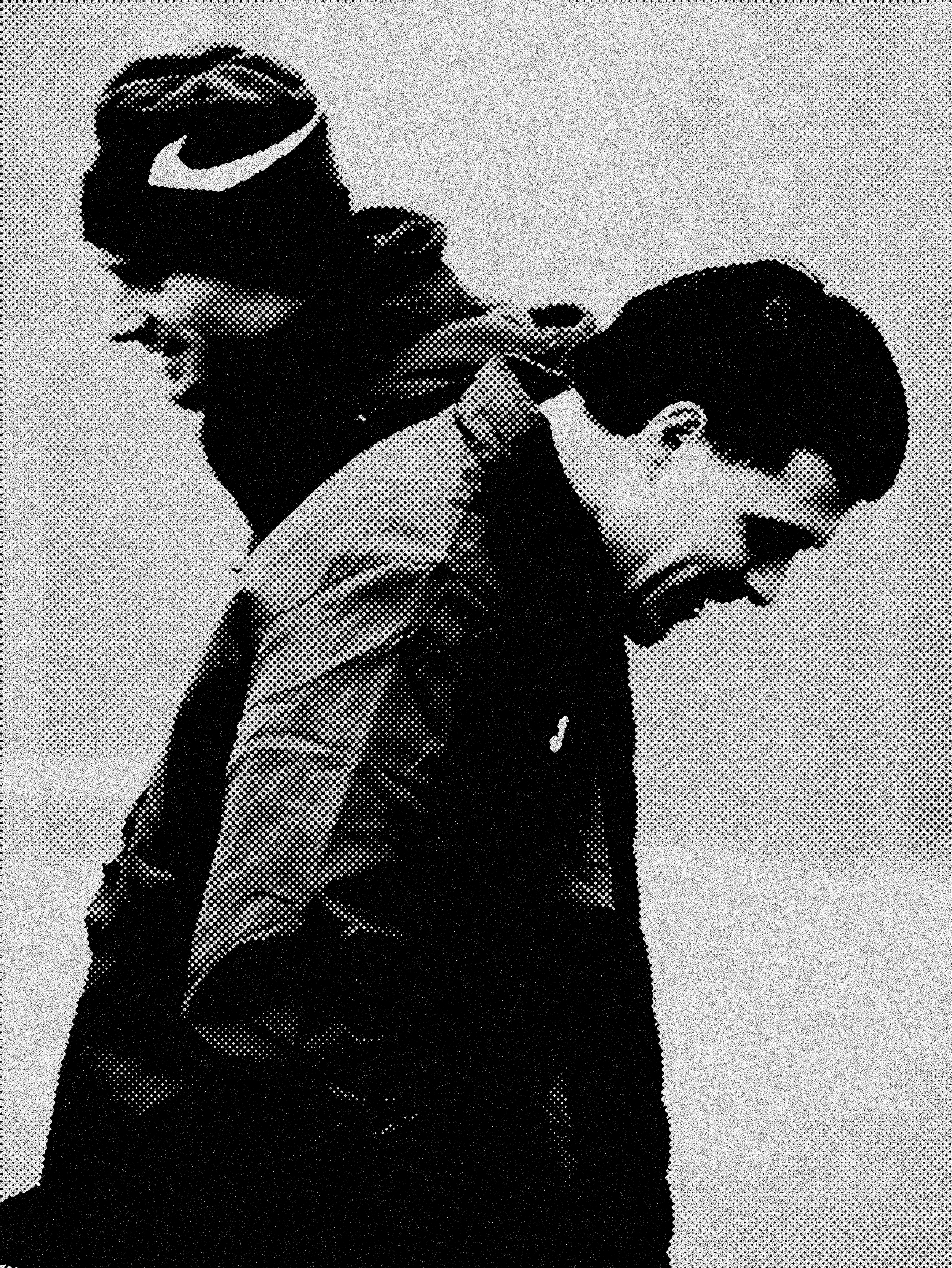 Un jeune homme portant un manteau d'hiver regarde vers le bas, avec un fond clair.