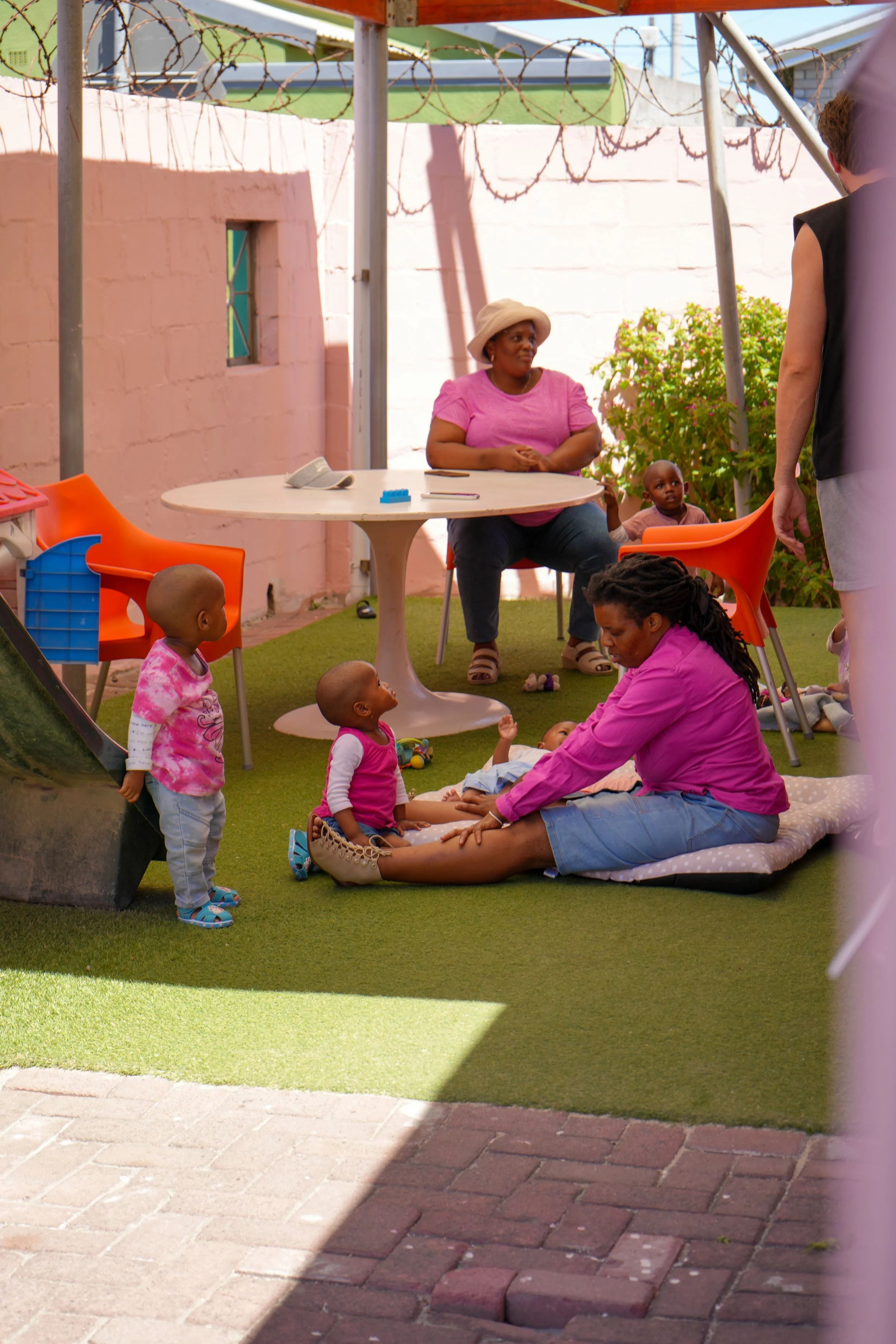 kinderhilfe-kapstadt-baphumelele_childrens-home-kindergarten-lehrerinnen-kinder-spielen.jpg