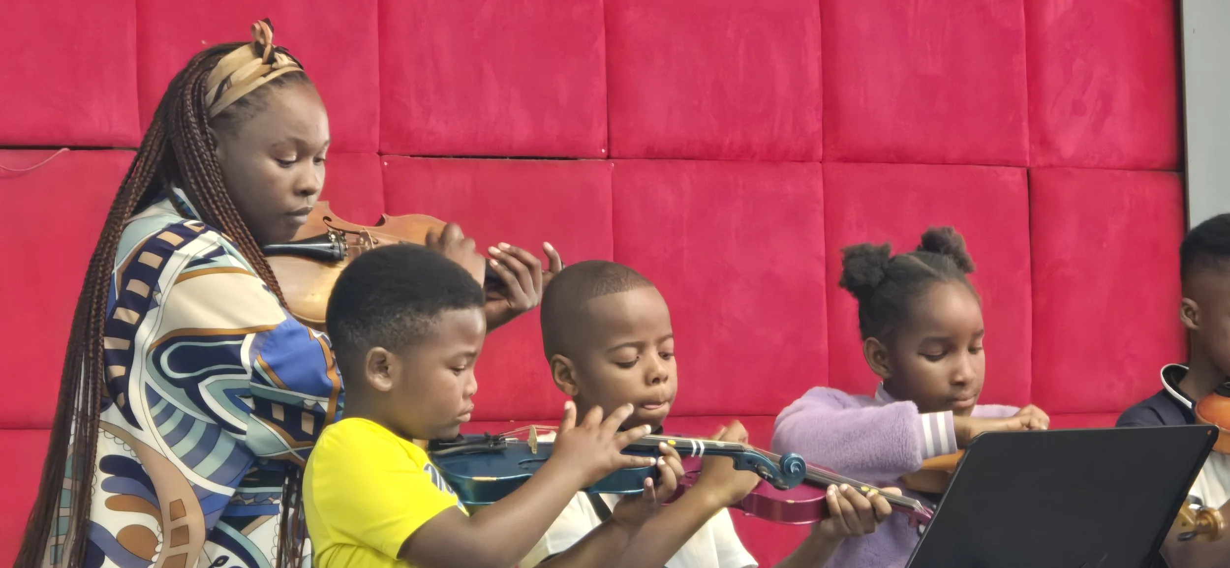 kinderhilfe-kapstadt-kronendal-music-academy-kinder-geige.jpg