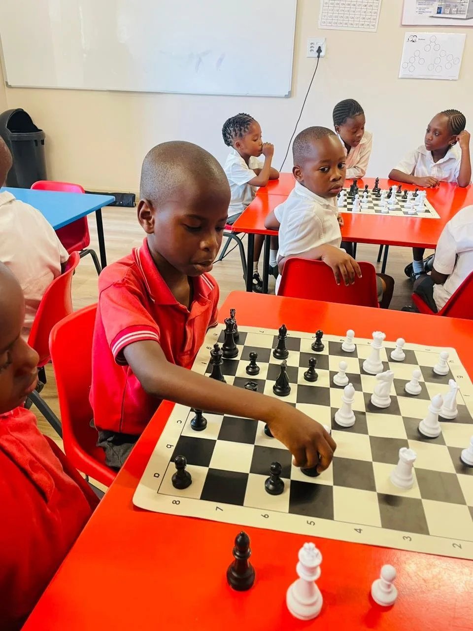 kinderhilfe-kapstadt-imizamo-yethu-schach-spielen.jpg