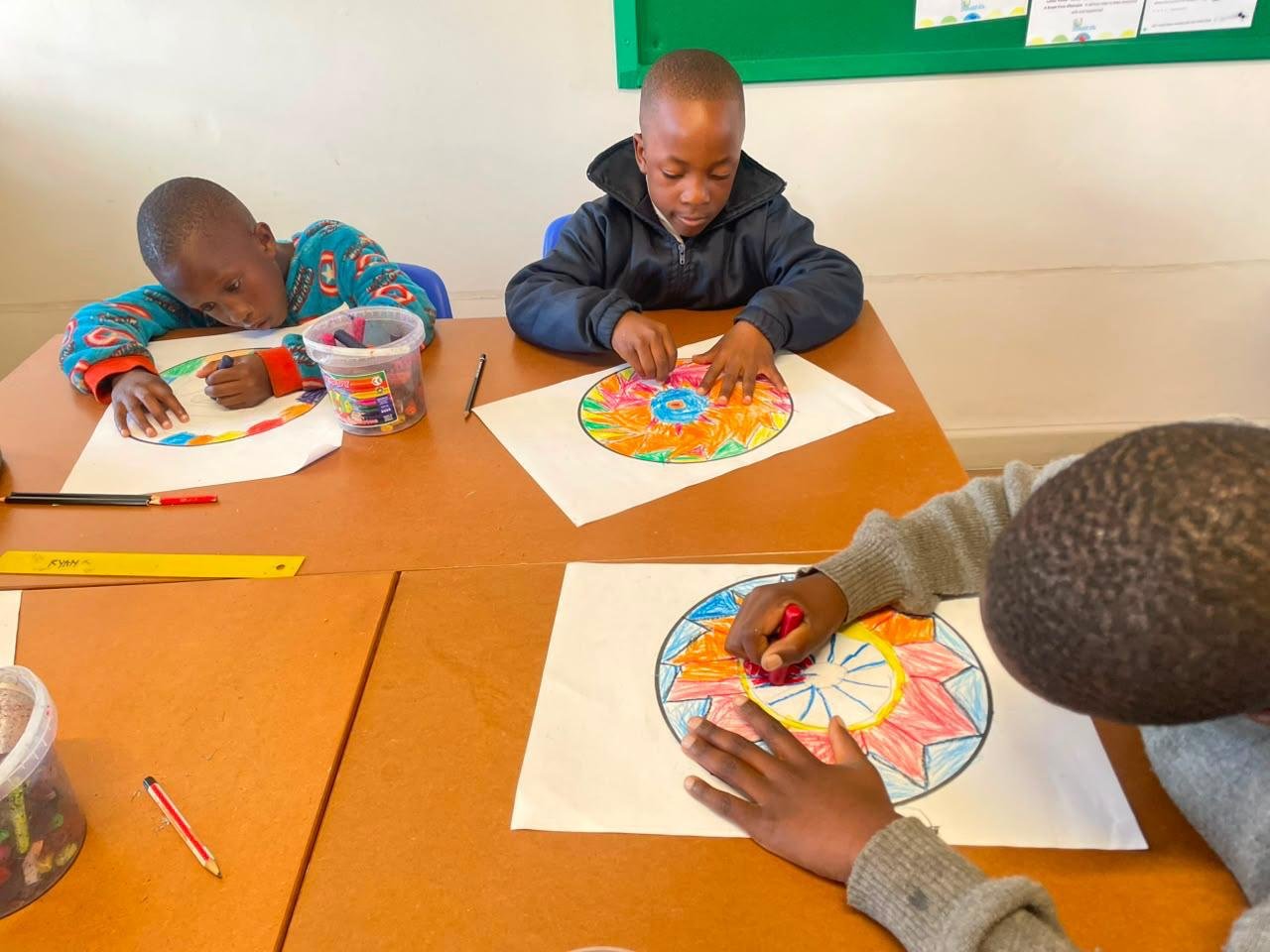 kinderhilfe-kapstadt-imizamo-yethu-malen.jpeg