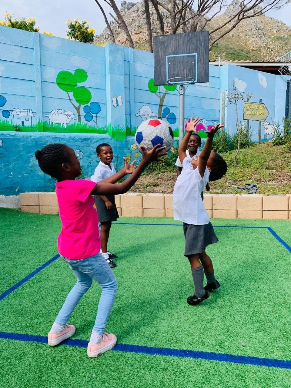 kinderhilfe-kapstadt-imizamo-yethu-kinder-ballspielen.jpg