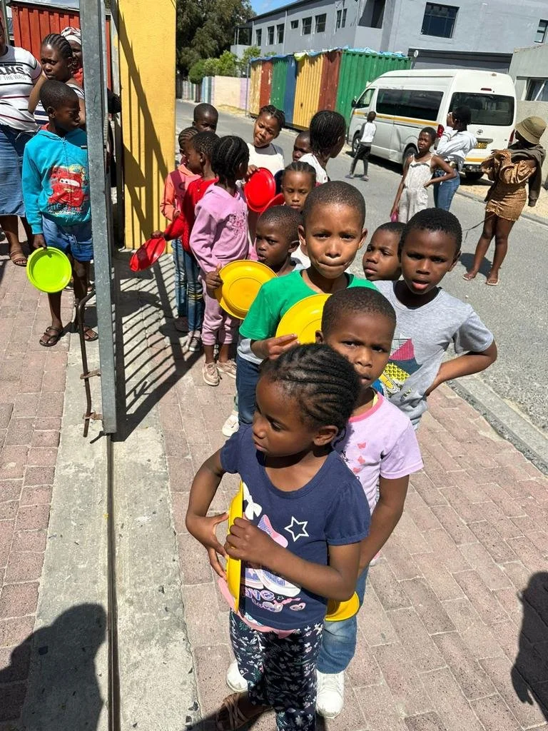 kinderhilfe-kapstadt-baphumelele-soup-kitchen-essensausgabe-kinder.jpg
