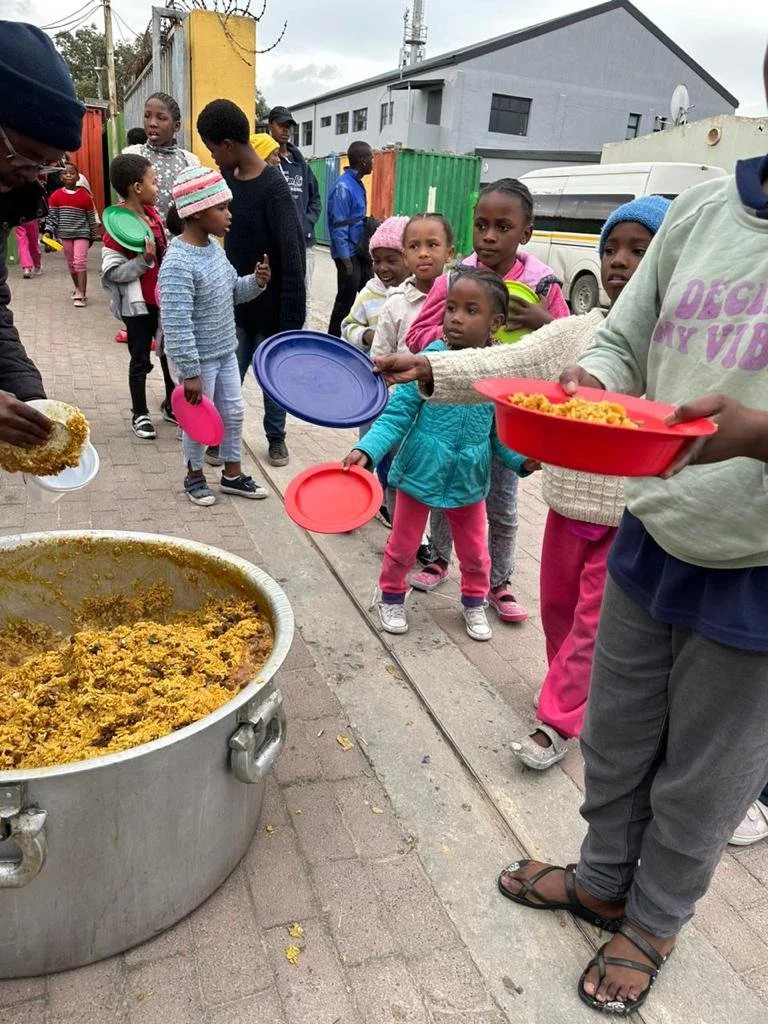 kinderhilfe-kapstadt-baphumelele-soup-kitchen-essensausgabe-reis.jpg