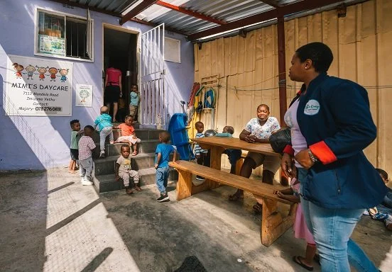 Kinder im Hof eines Kindergarten von Funda Kunye.