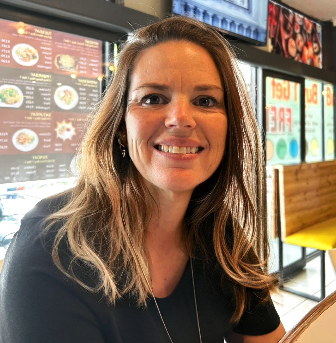Monique van Ginneken, Trustee von The Kinder Hilfe Kapstadt Trust lacht.