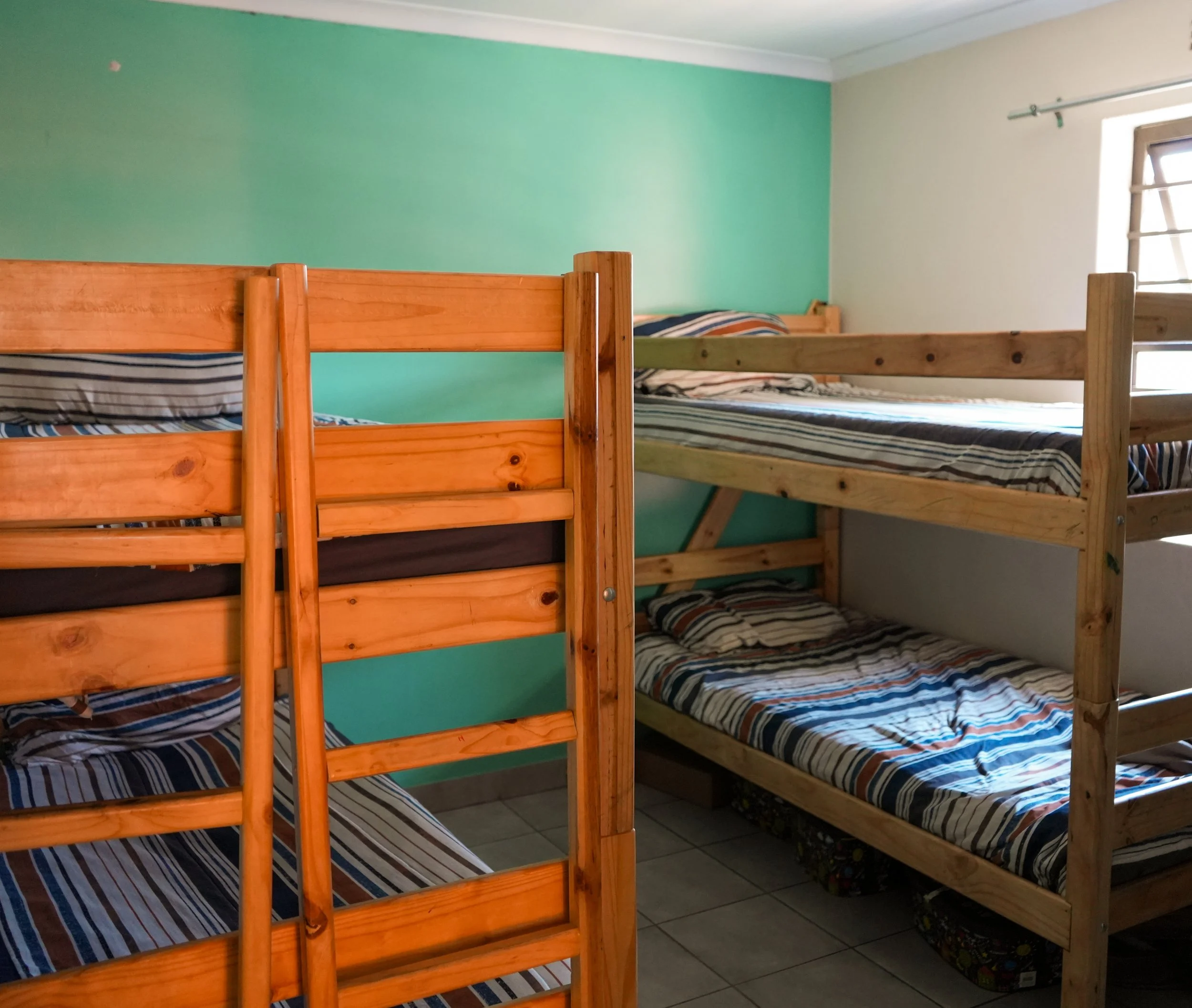 kinderhilfe-kapstadt-baphumelele_childrens-home-schlafzimmer.jpg