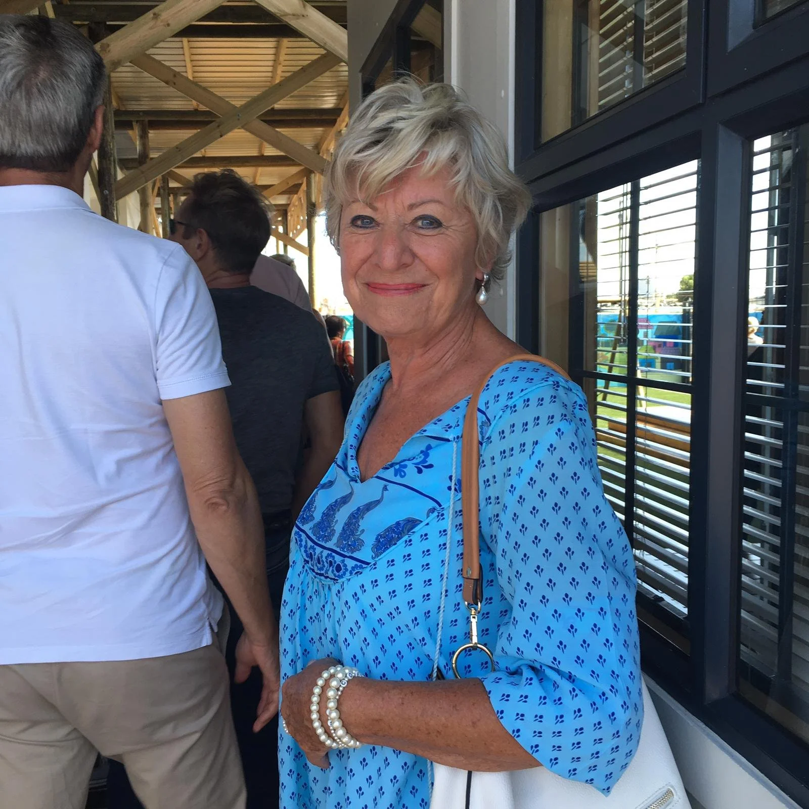 Elke Zwicker, Trustee von The Kinder Hilfe Kapstadt Trust lacht.