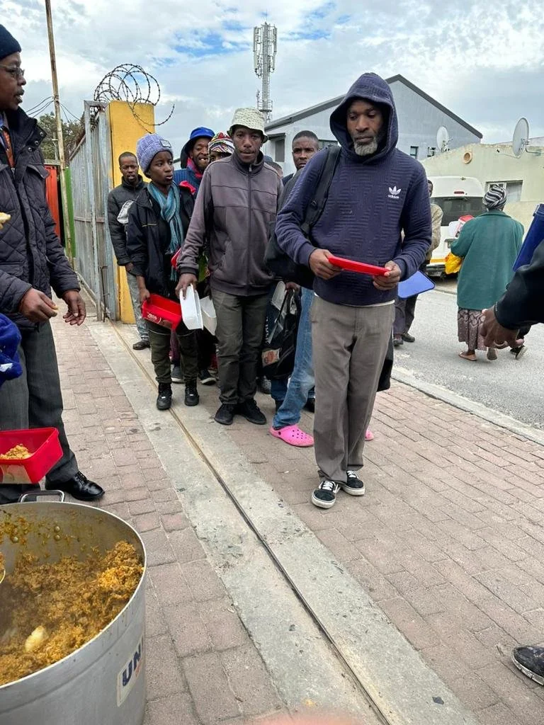 kinderhilfe-kapstadt-baphumelele-soup-kitchen-essensausgabe.jpg