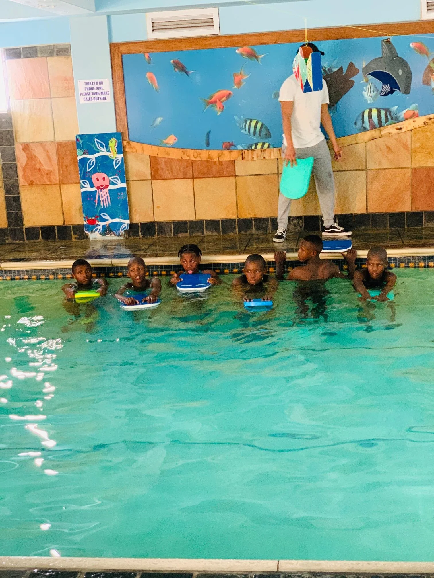 Jugendliche vom Sakhisizwe Youth Devolopment Program beim Schwimmunterricht.