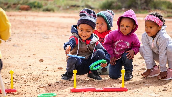 Kinder spielen an der Heuwel Speelskool in Calitzdorp.