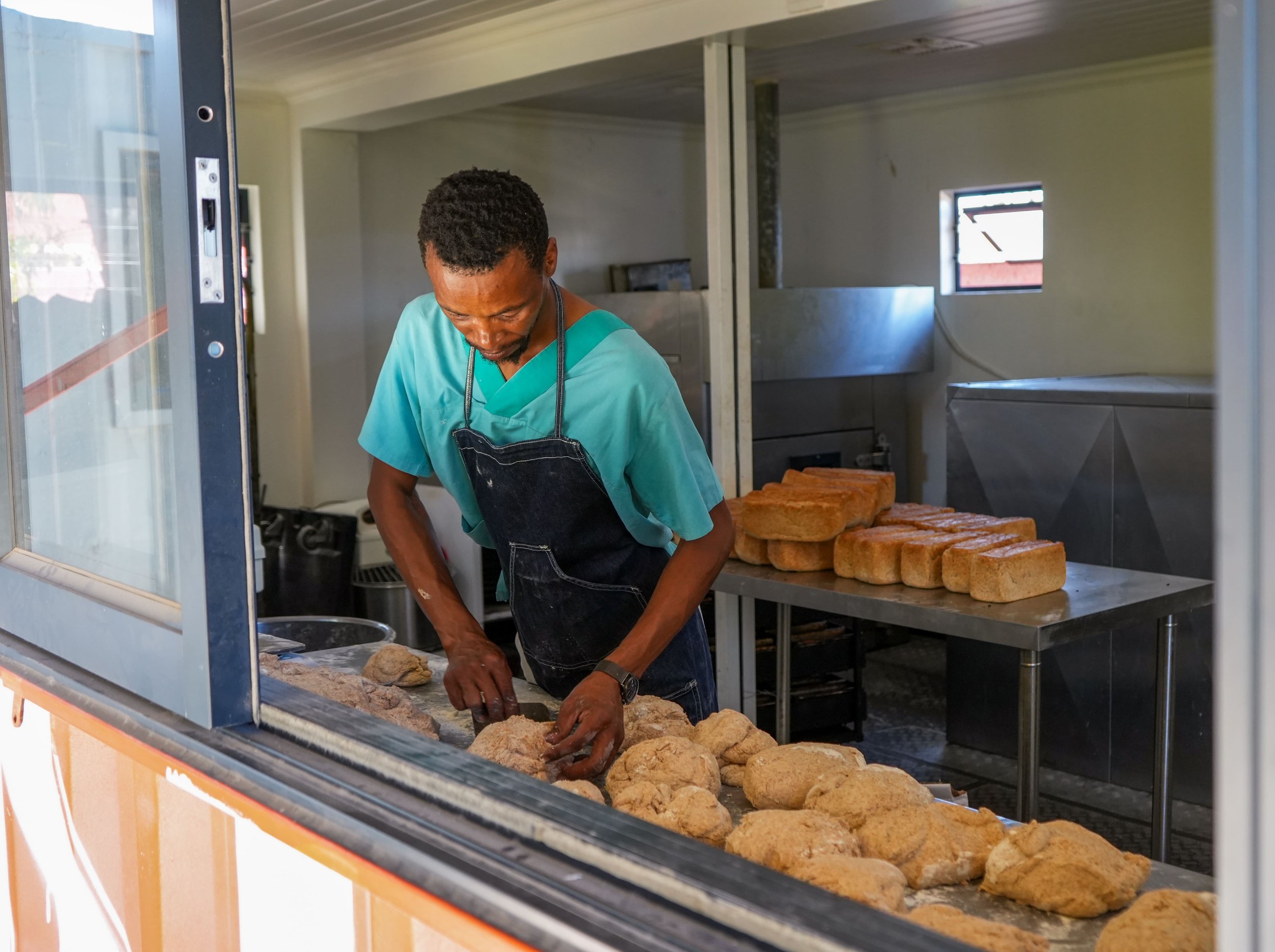 kinderhilfe-kapstadt-baphumelele-soup-kitchen-bakery-baecker-brot-backen (1).jpg