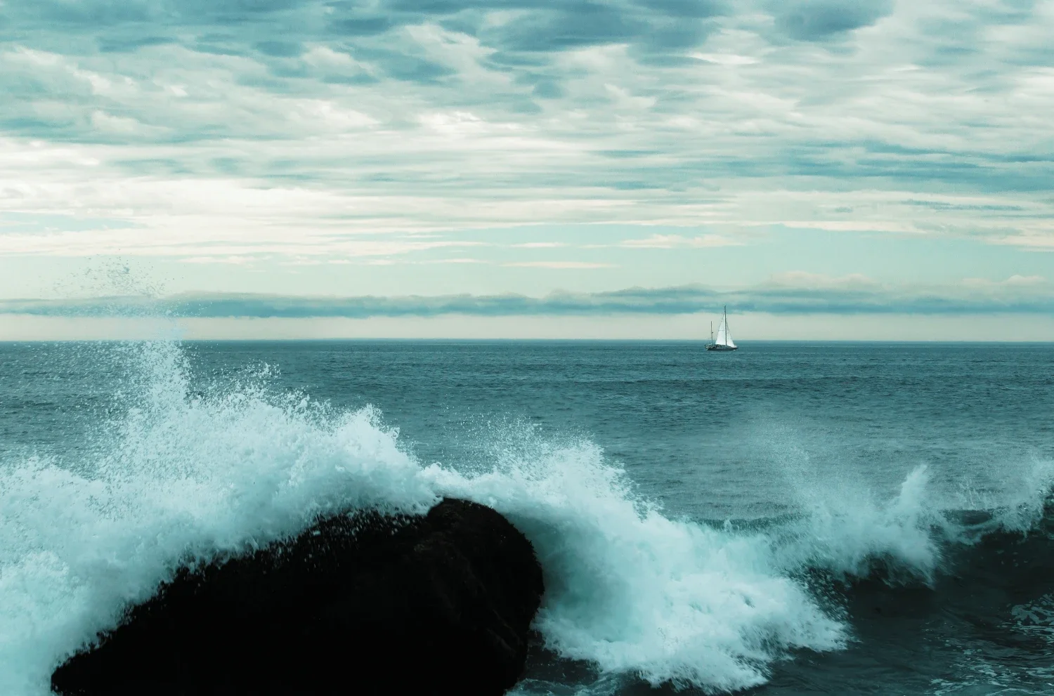 waves crashing in the ocean