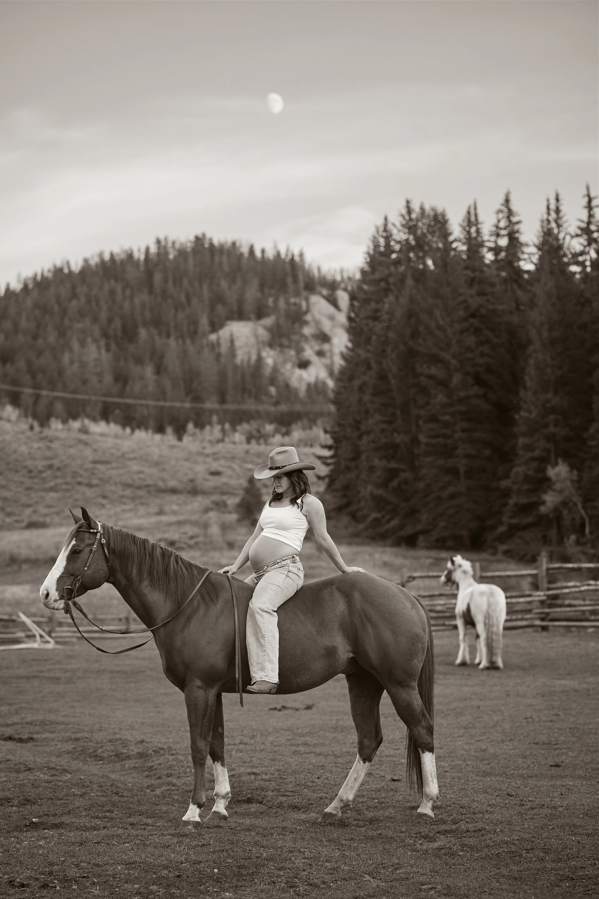 092126_kelly_maternity_508_bw.jpg