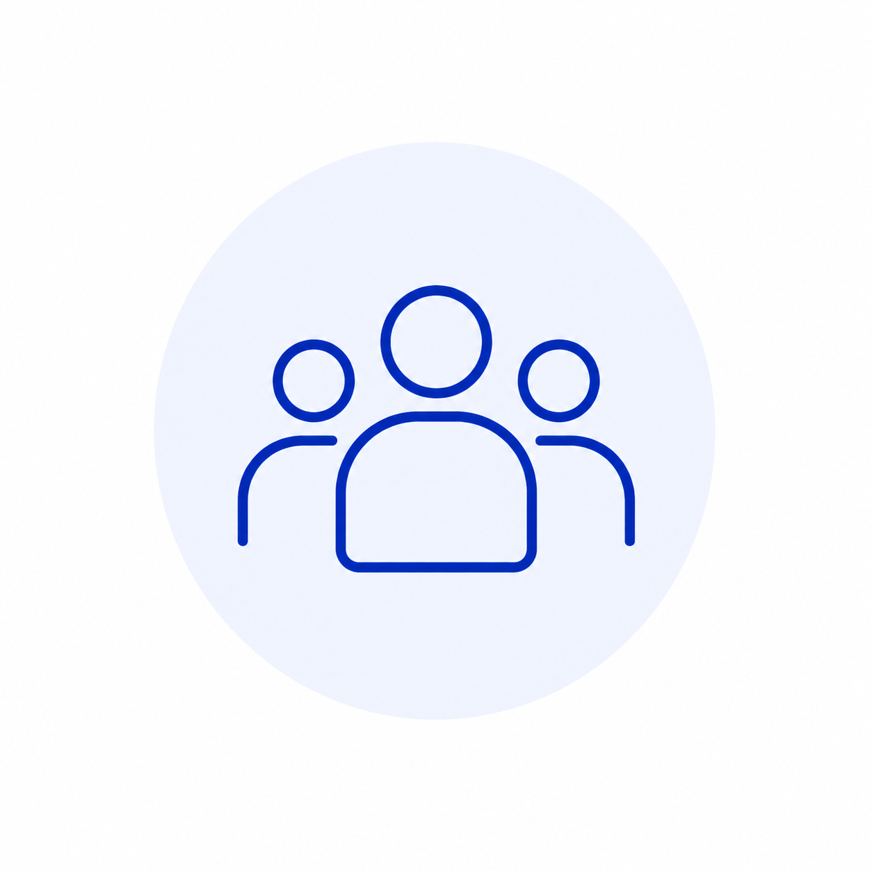 Icon van drie mensen in blauw, symbool voor groep of team, op een witte achtergrond met lichtblauwe cirkel