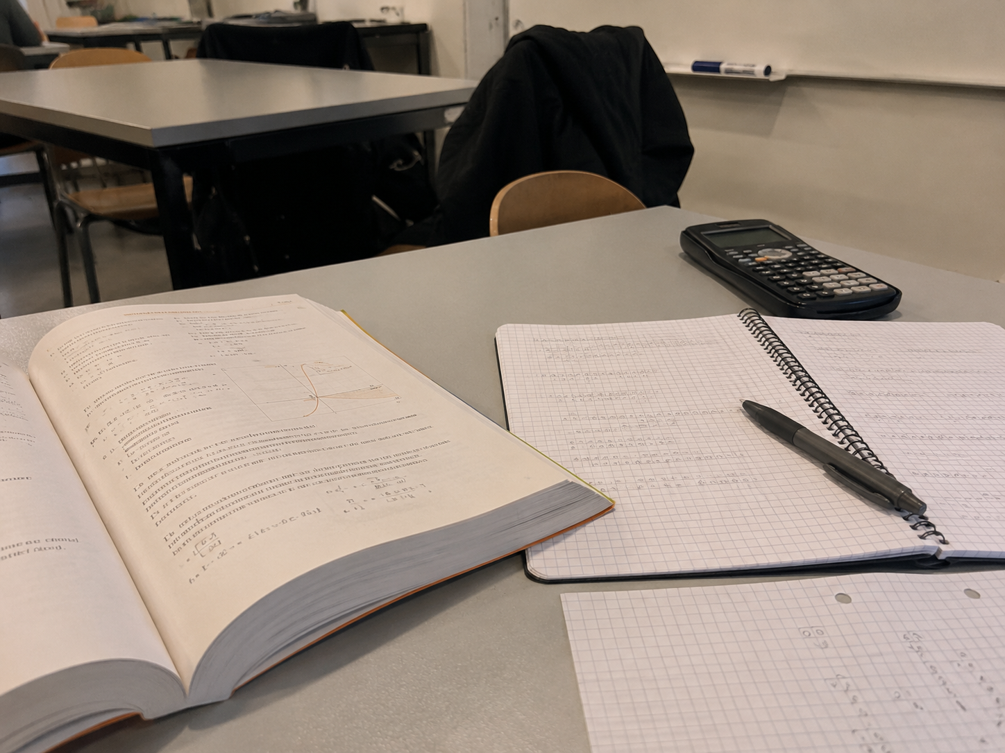 Elever arbetar i klassrum under lovskola