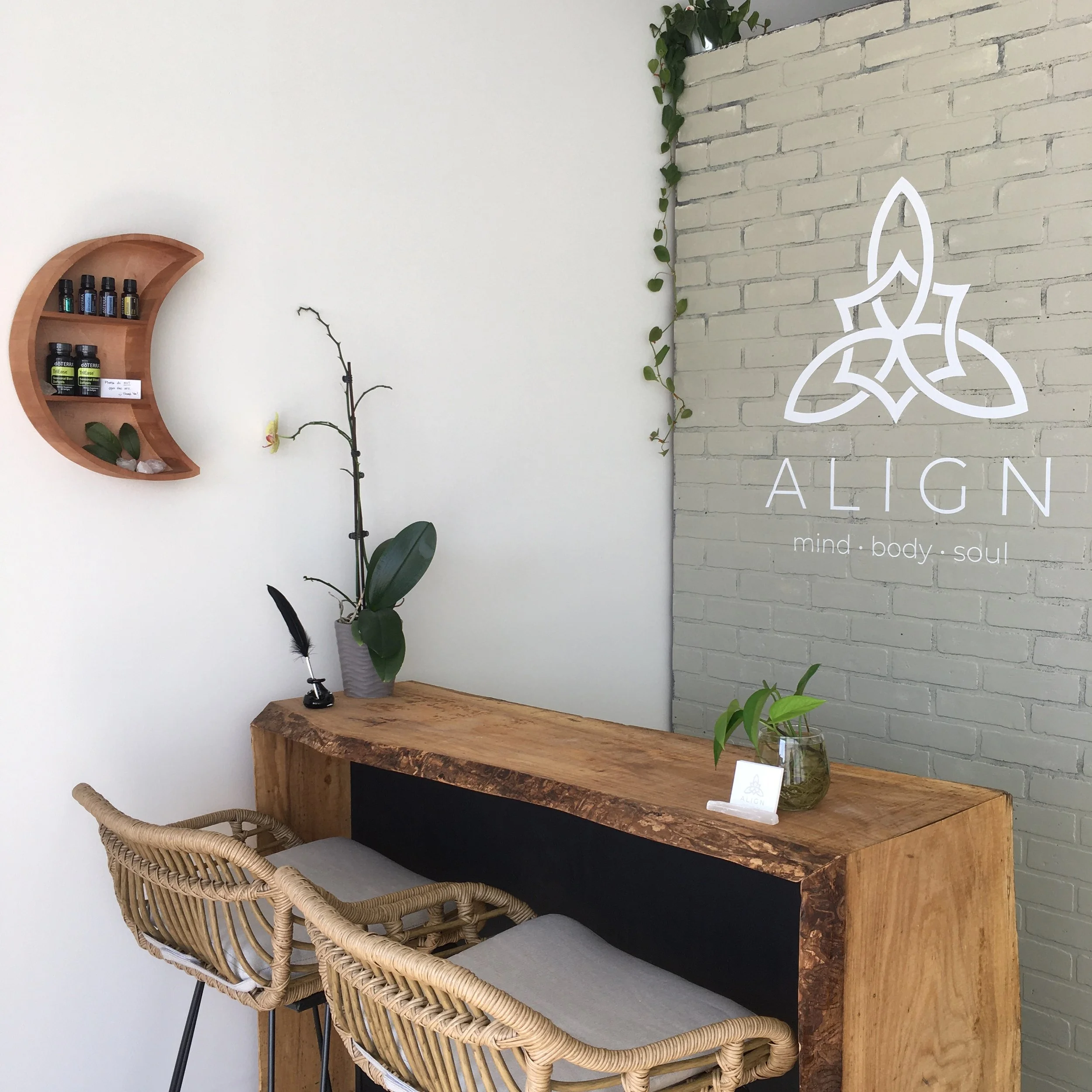 Pilates studio front desk ALIGN | mind body soul Columbus Indiana Melissa Träumerin Traumerin formerly Brown DoTerra essential oils orchid