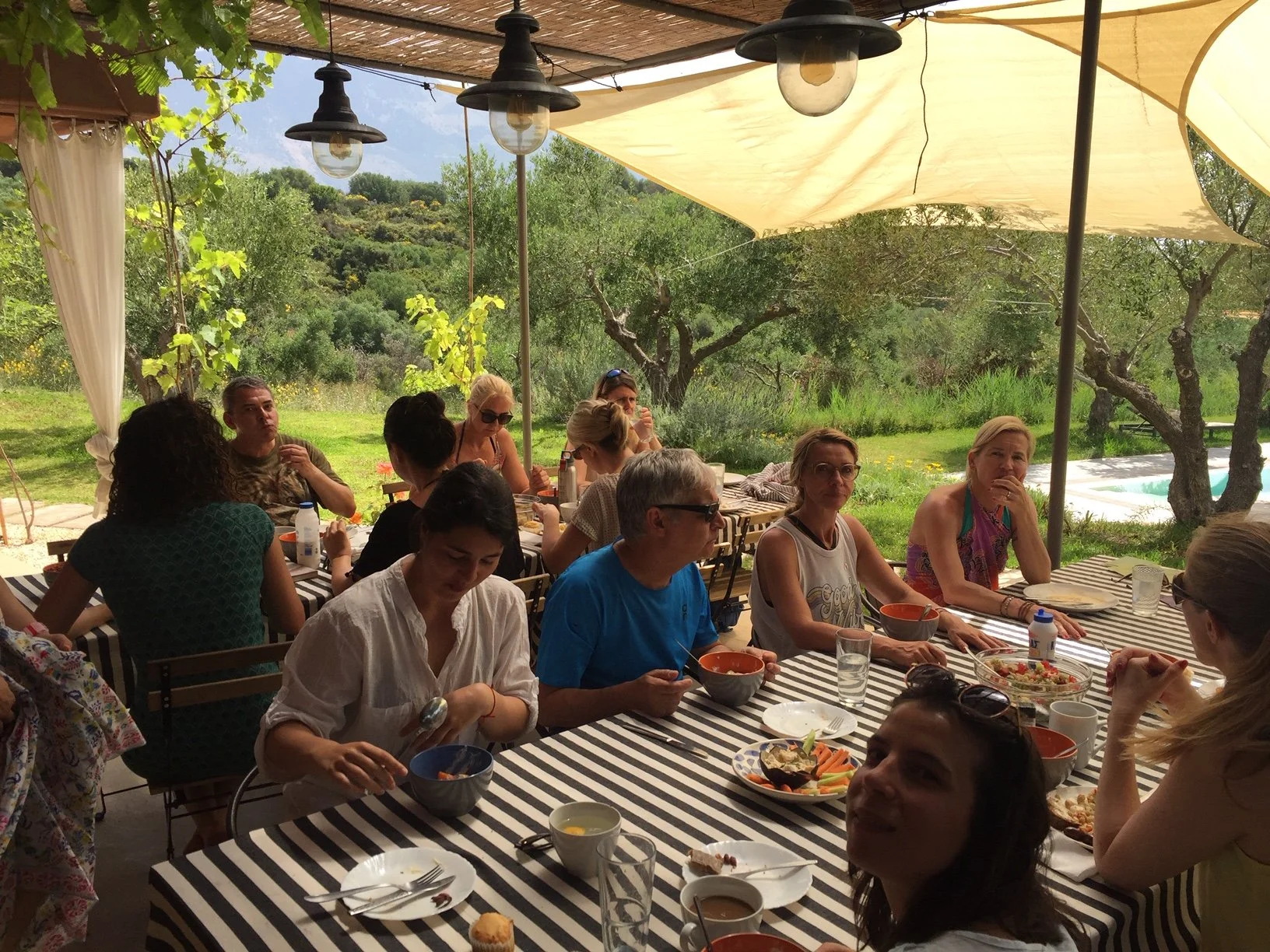 vericoco-retreat-people-having-breakfast.jpg