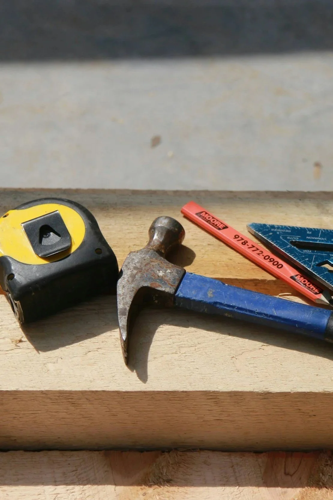 Oranssi carpenter using bench saw