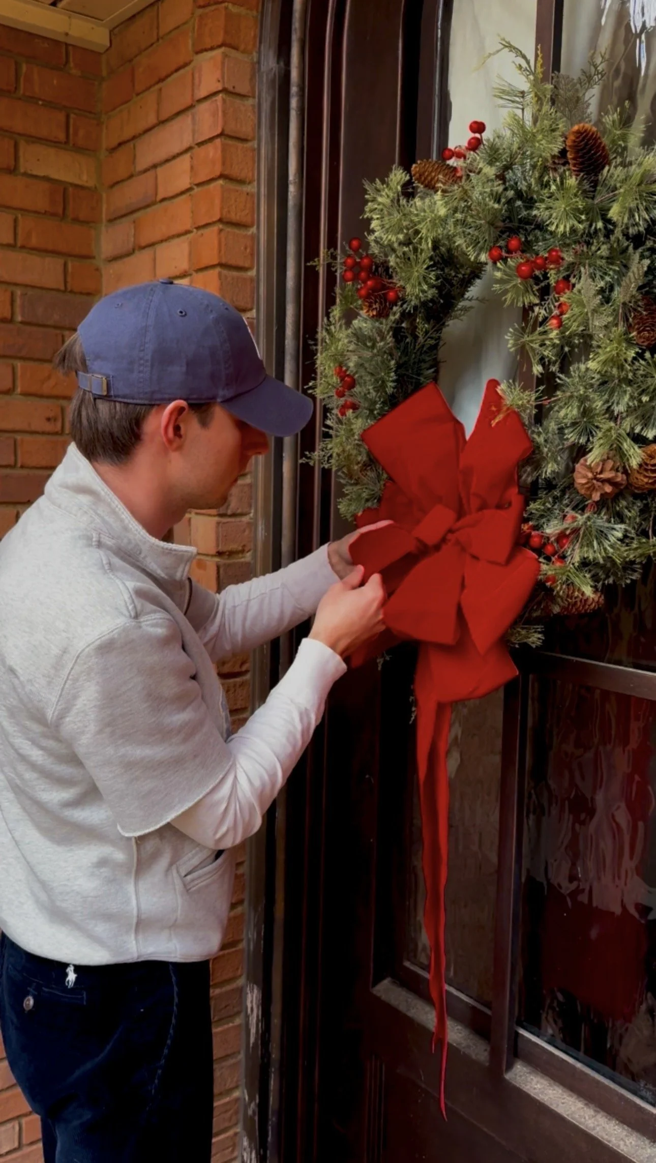 Holiday decorating and seasonal styling for timeless homes, celebrations, and elegant entertaining.