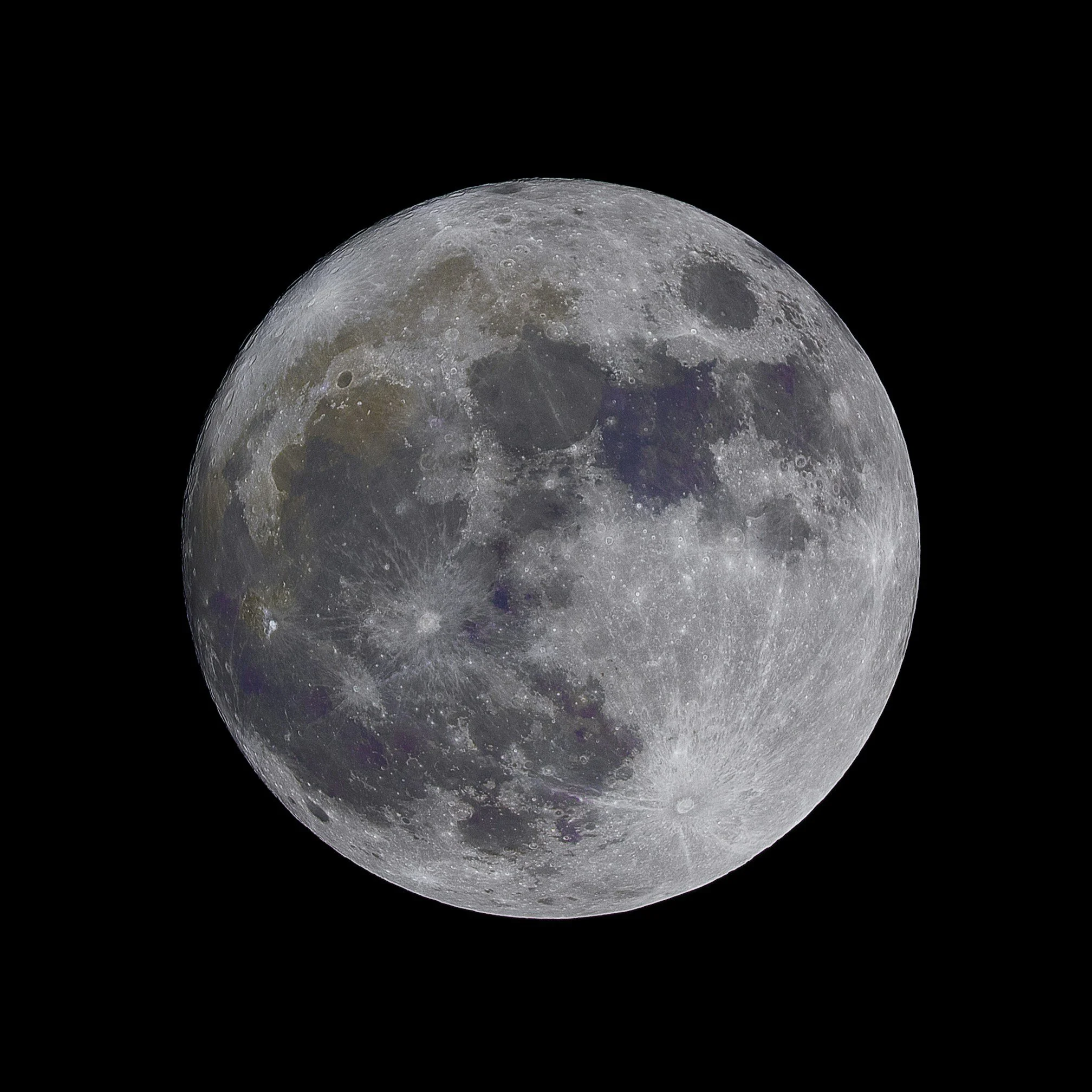 Une image de la lune avec ses cratères visibles, le ciel noir en arrière-plan.