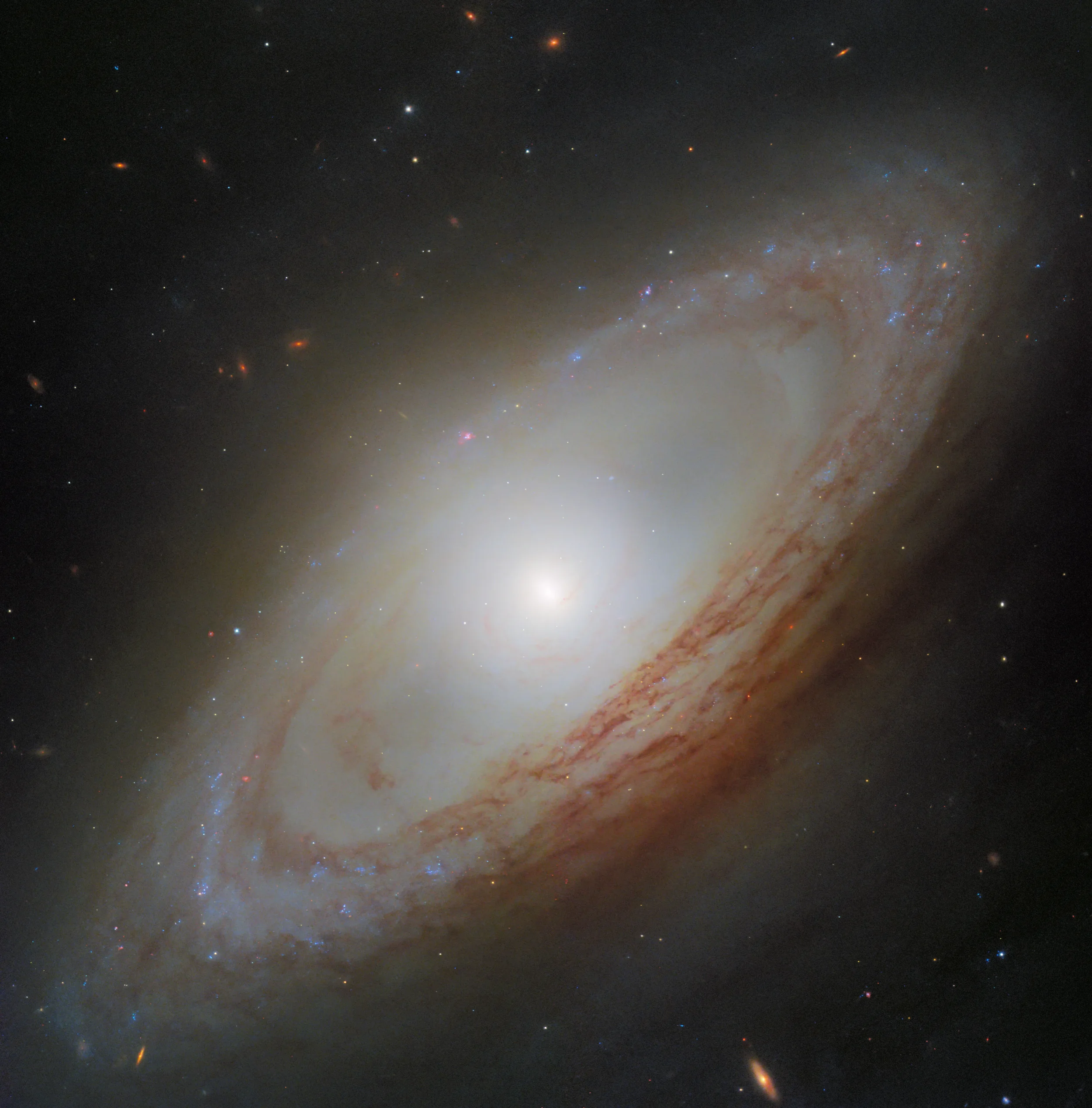 NGC 4698 par HUBBLE