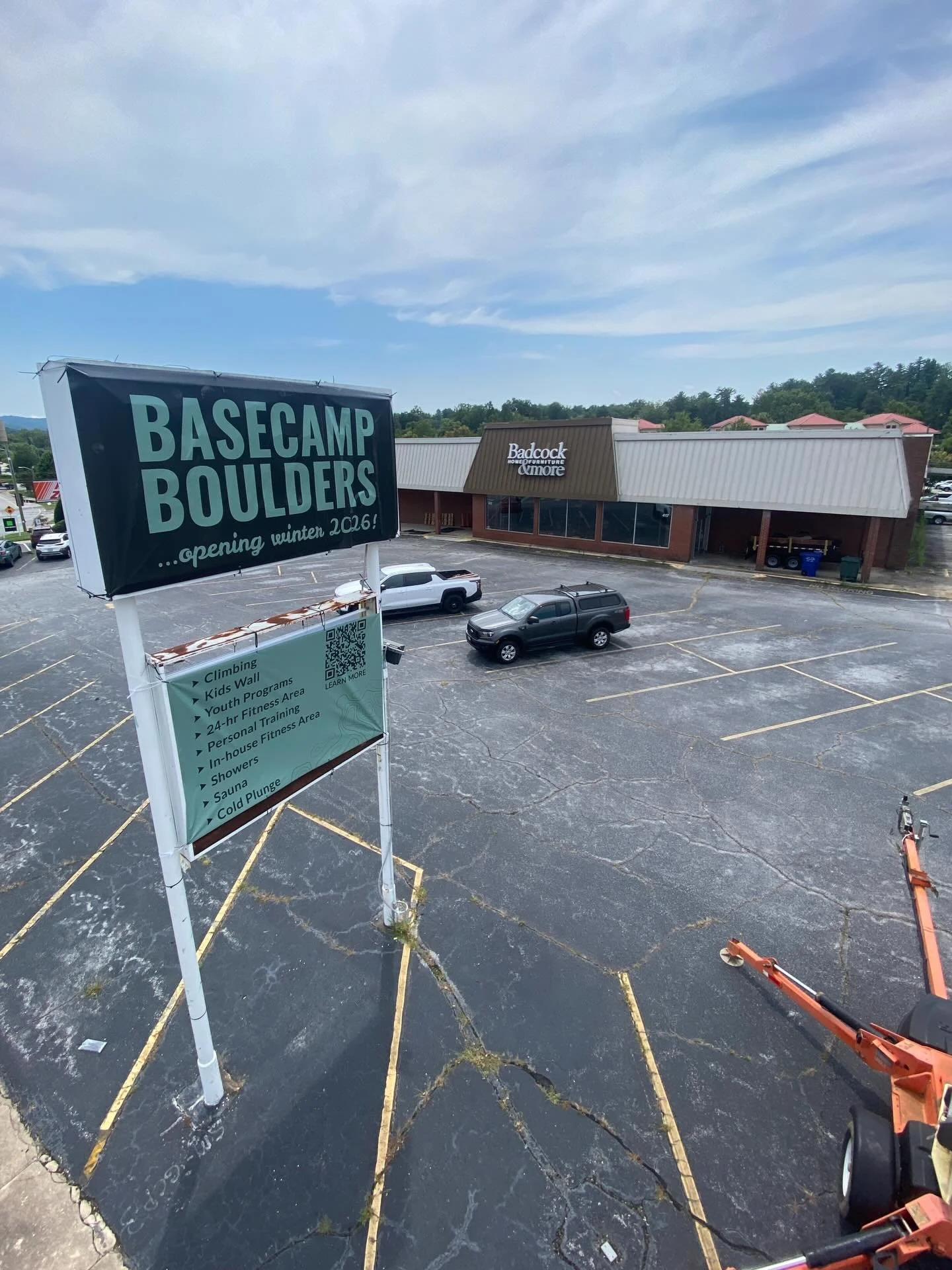 Looking for a good sign heading into the weekend? We got ya covered ;) Big thanks to the world&rsquo;s best GC Scott Burns for the assist! &thinsp;
&thinsp;
Still got Basecamp questions? Want to make cool friends?? Meet up with owner Jack and local c