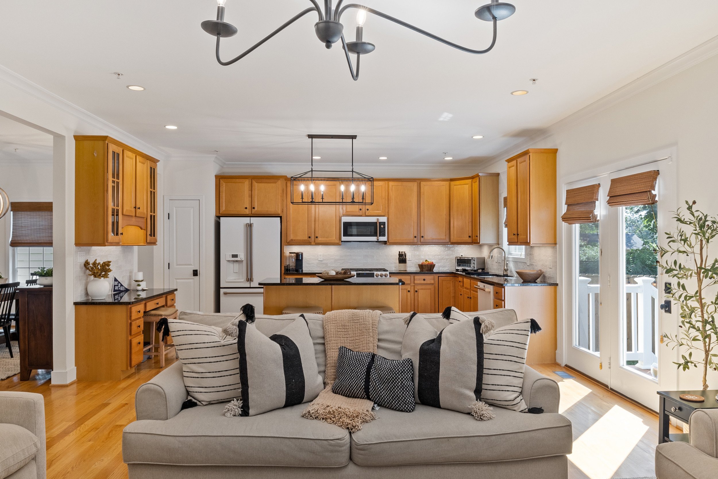 Open concept kitchen and familyroom (2).jpg